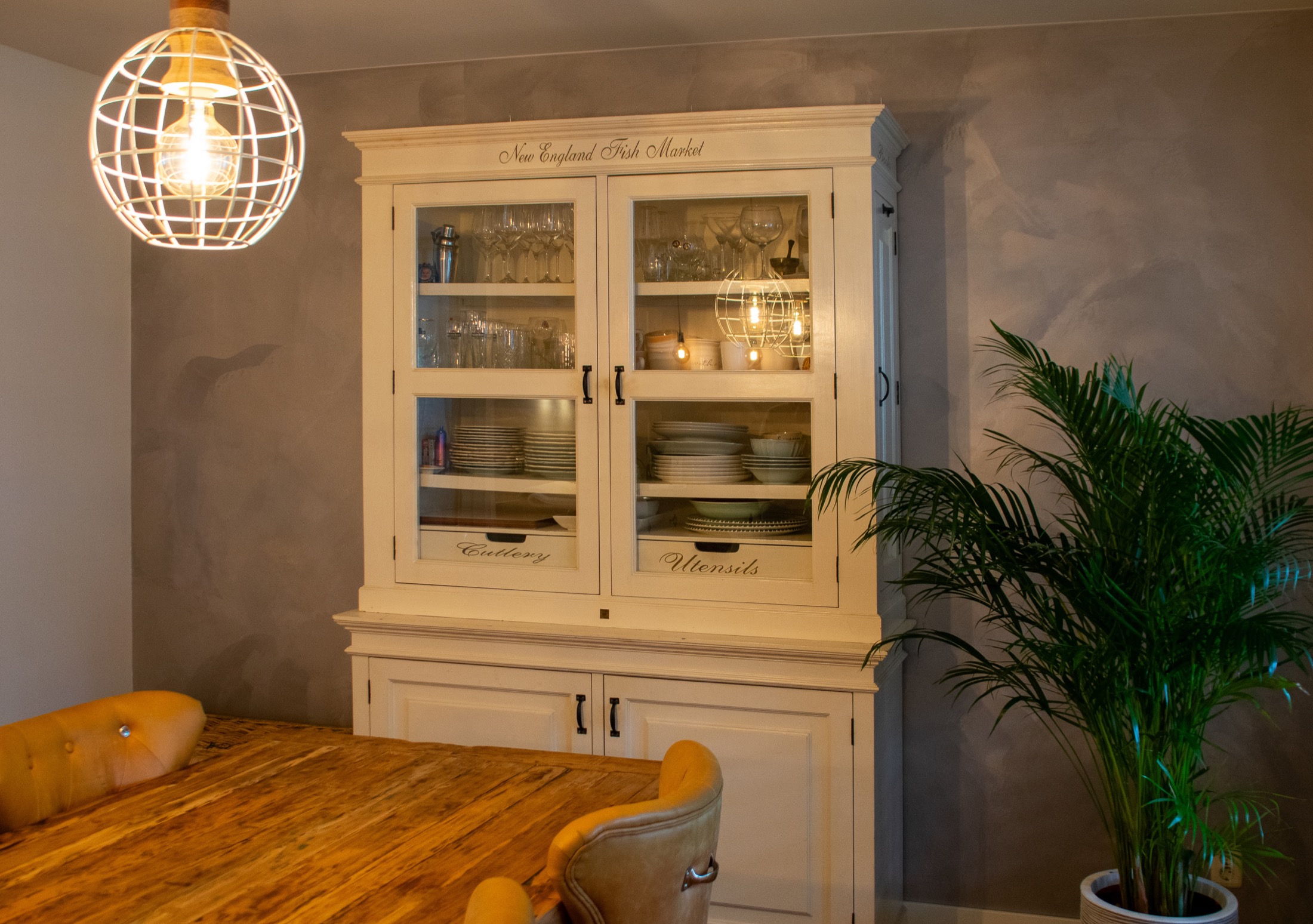eetkamer inrichting met luxe wandafwerking