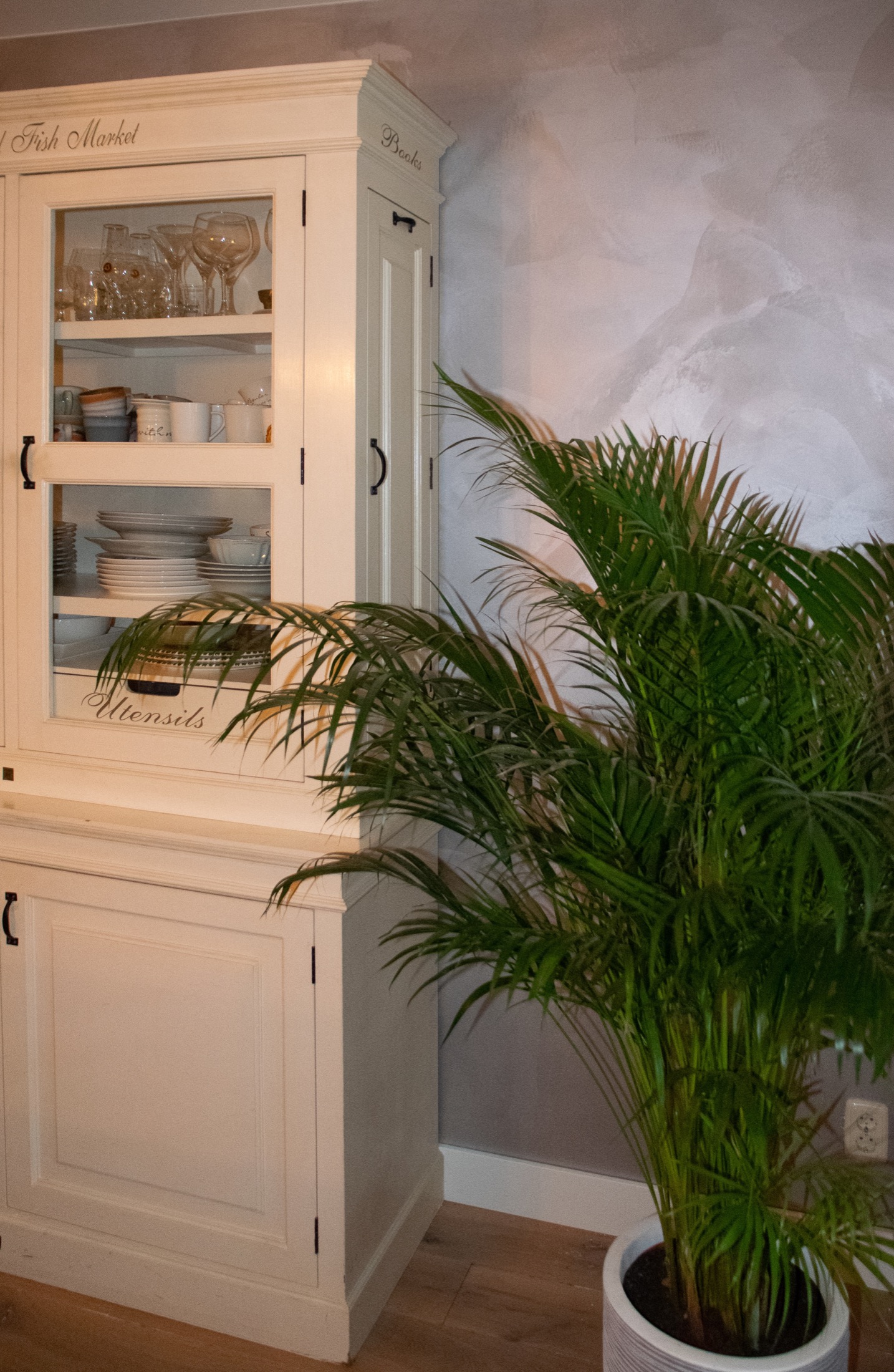 eetkamer inrichting met design wandafwerking
