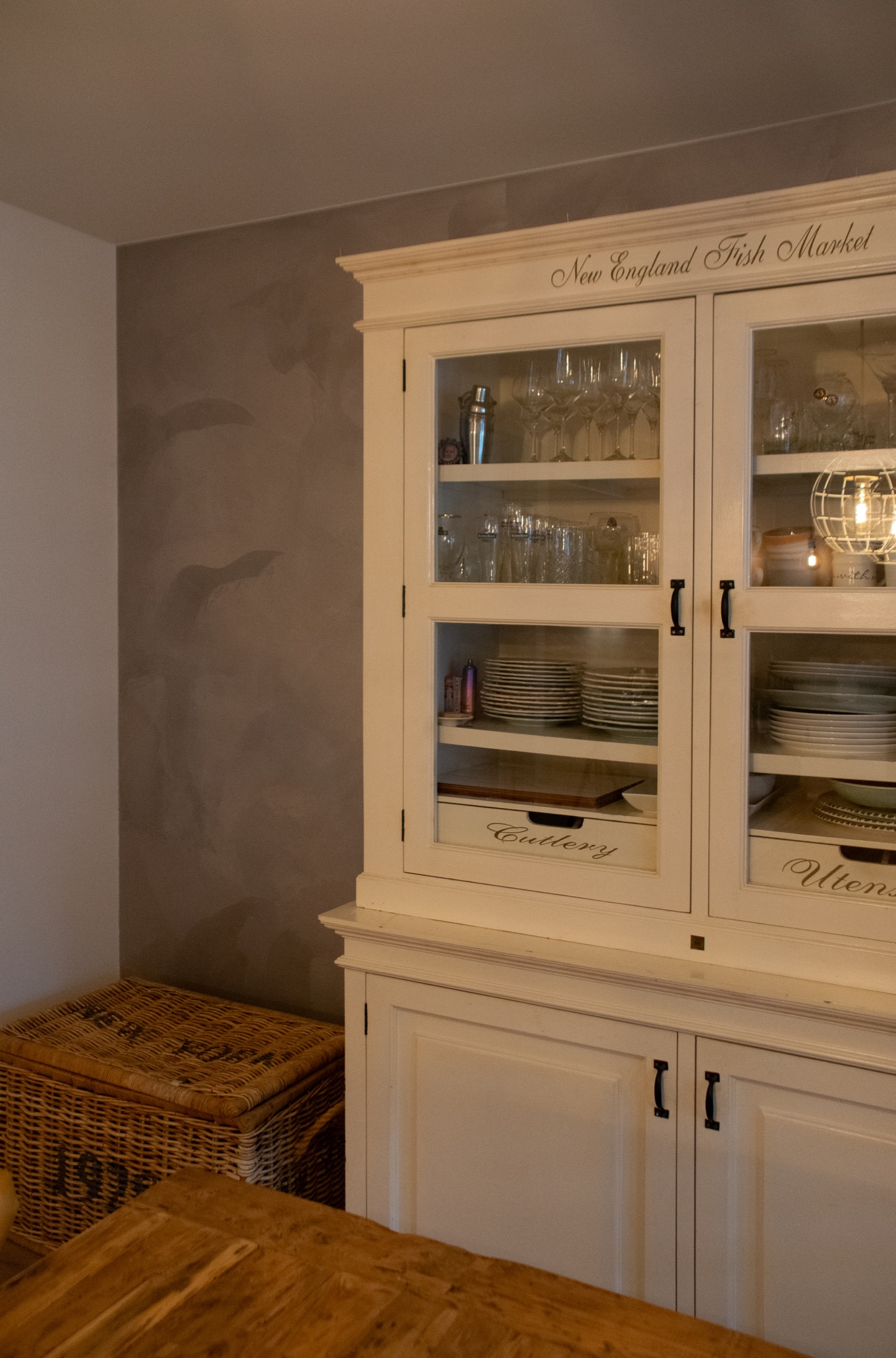 eetkamer inrichting met moderne wandafwerking