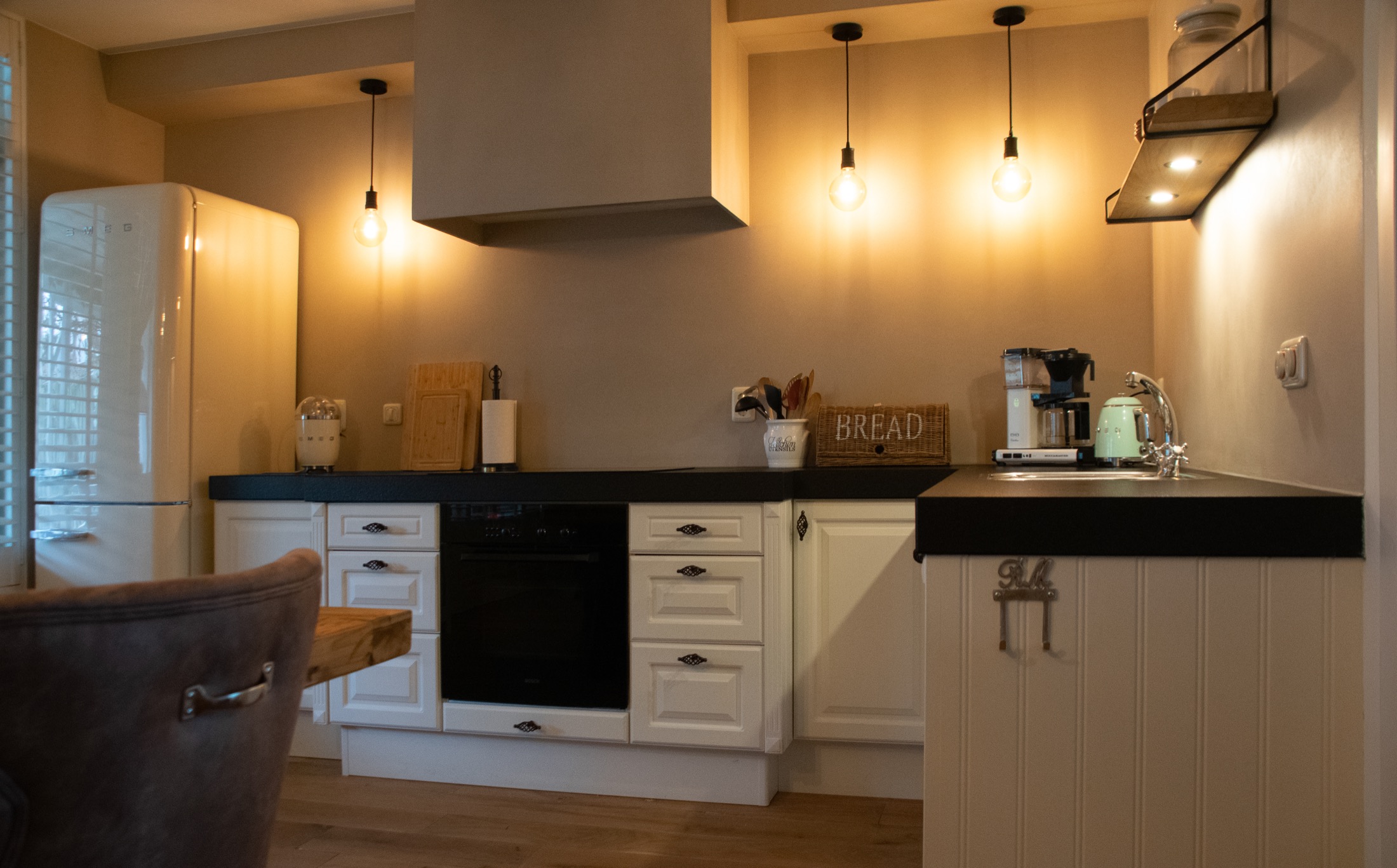 keuken inrichting met luxe wandafwerking