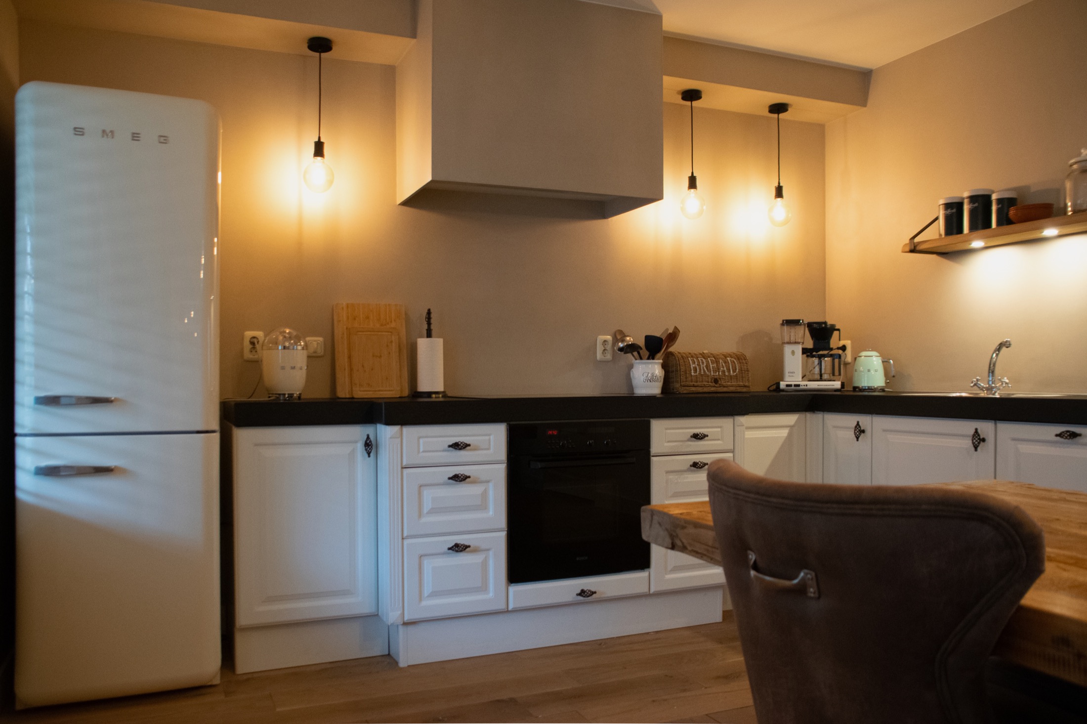keuken inrichting met design wandafwerking