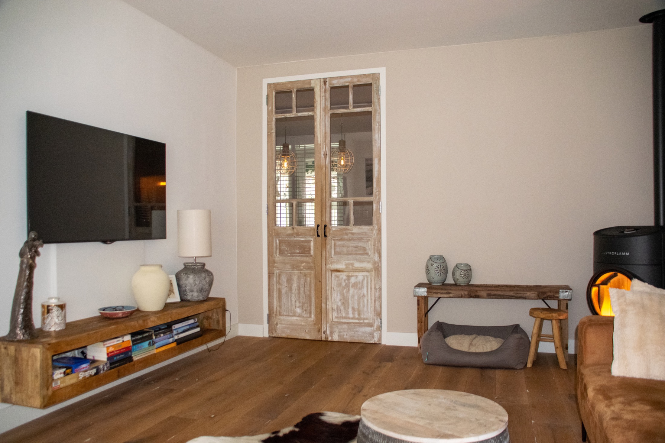 woonkamer inrichting met sfeervolle wandafwerking