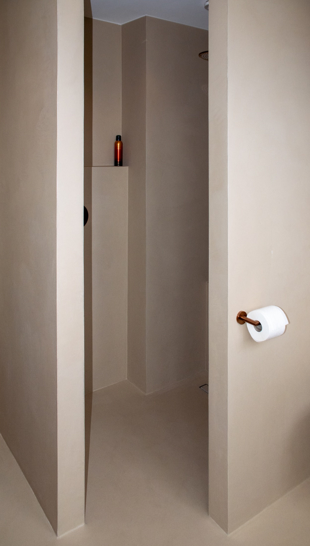 luxe microcement in badkamer ontwerp