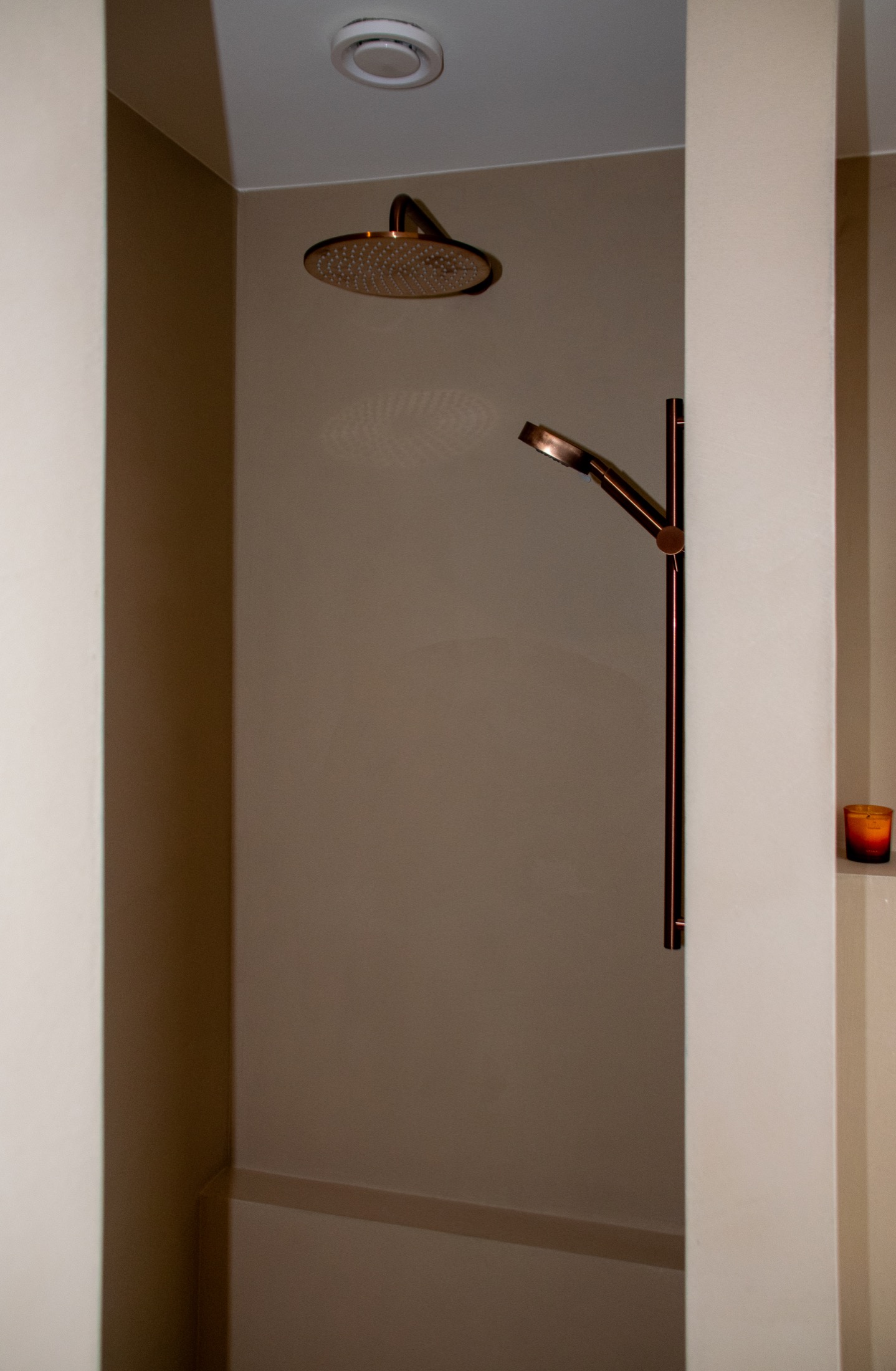 badkamer ontwerp met luxe microcement
