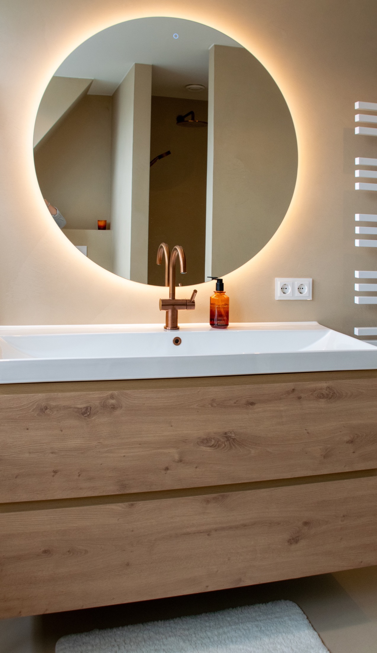 wastafelmeubel met microcement wandafwerking