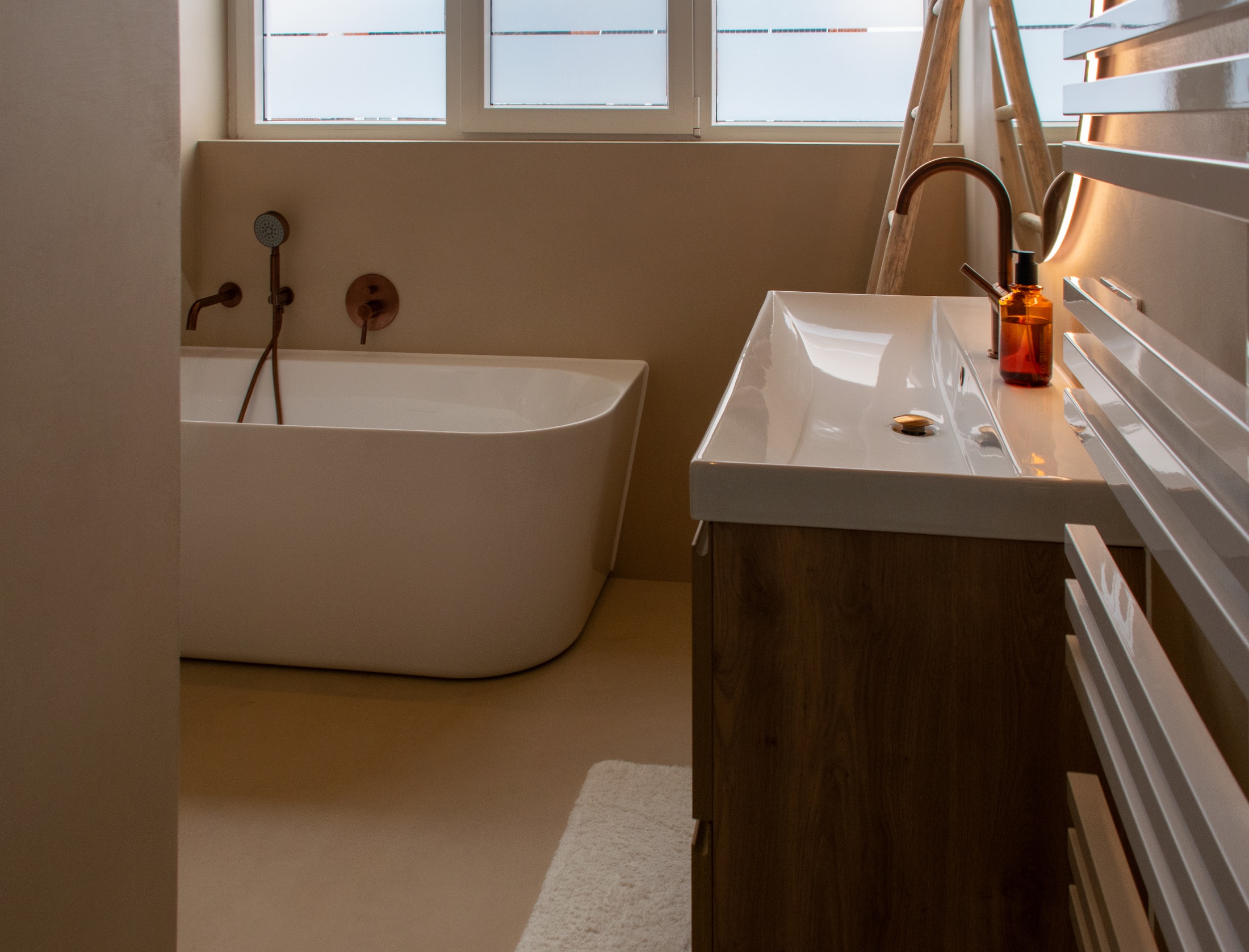 badkamer met microcement vloerafwerking