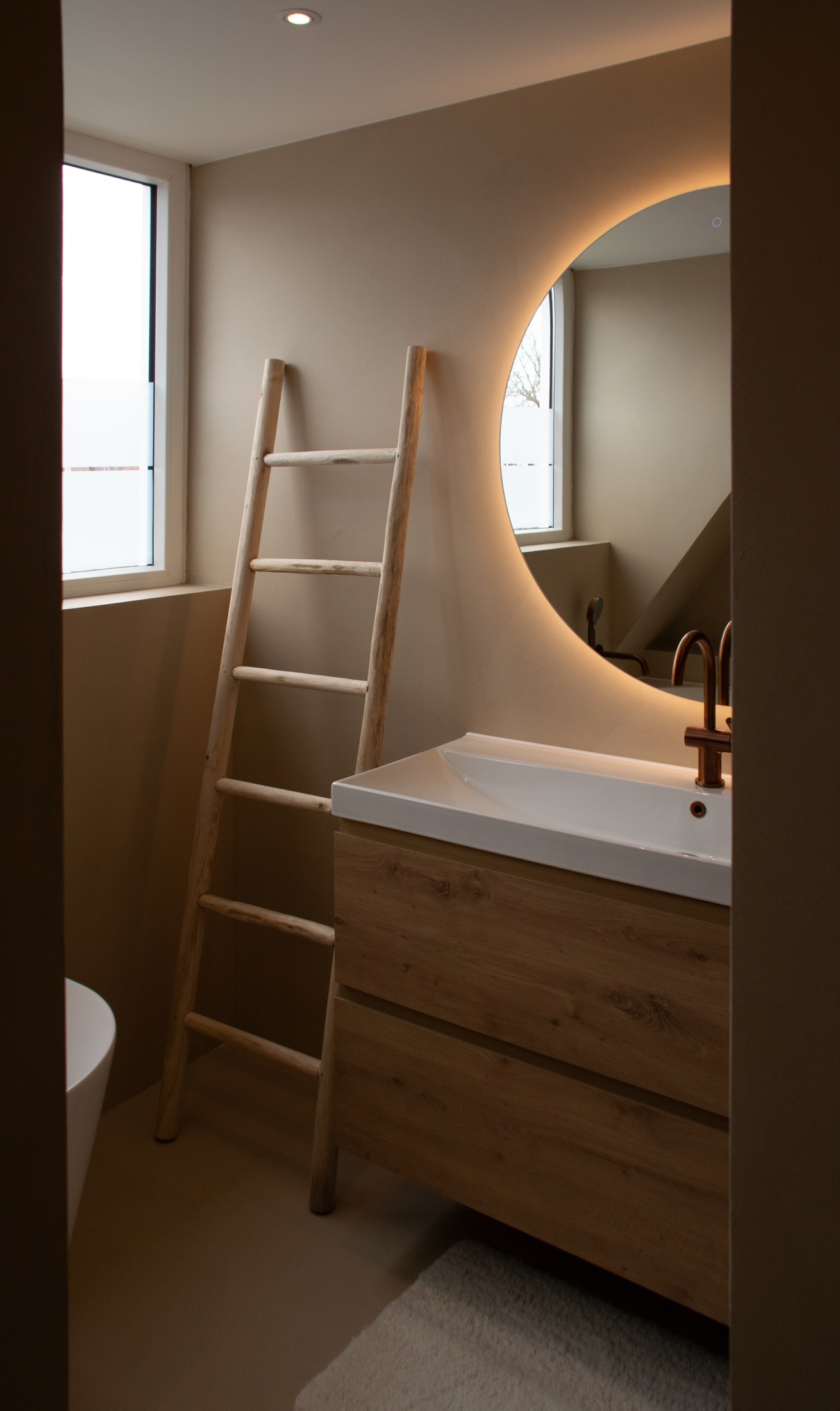 badkamer inrichting met microcement vloerafwerking en wandafwerking