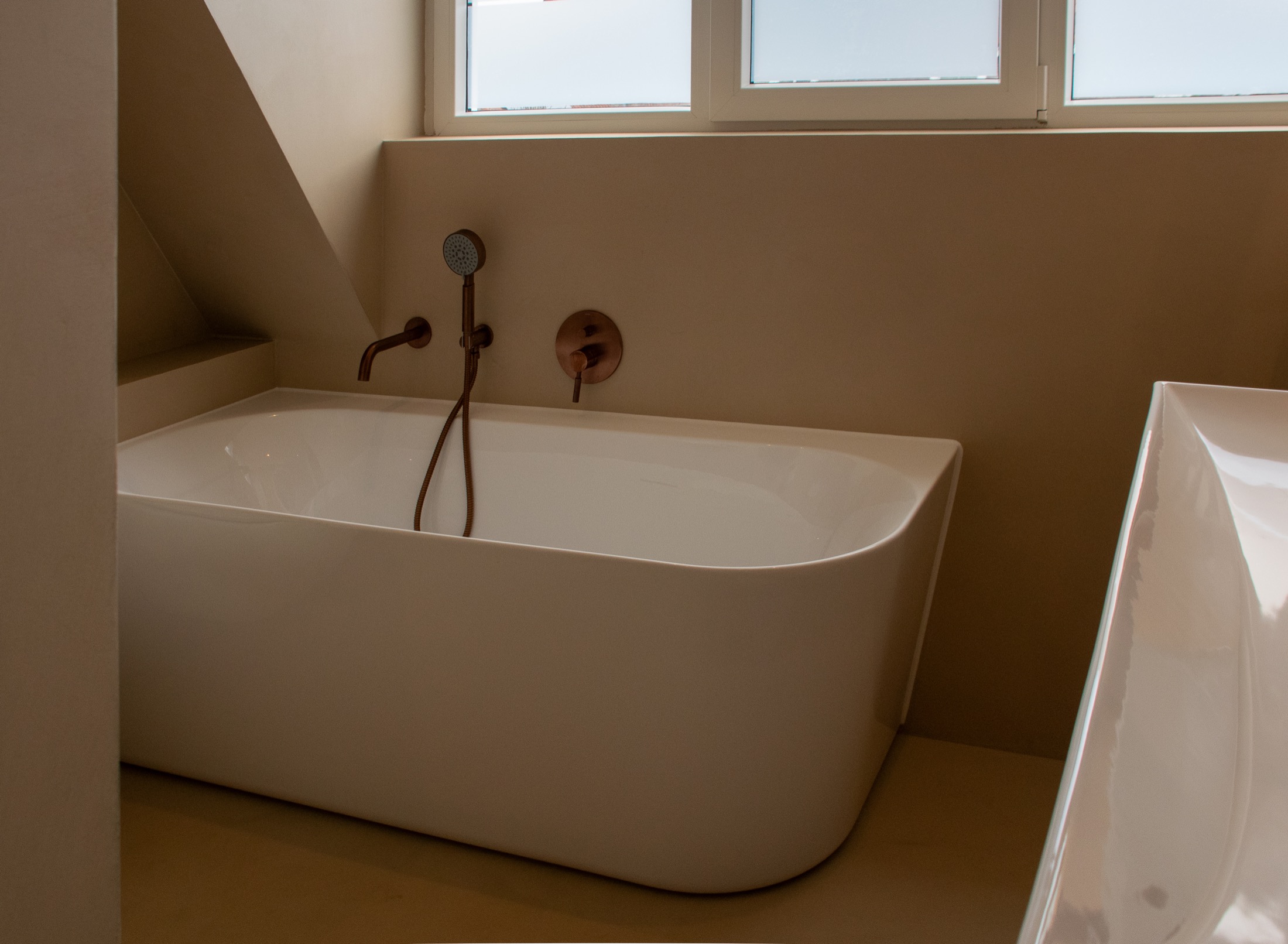 moderne badkamer met exclusieve wandafwerking en vloerafwerking
