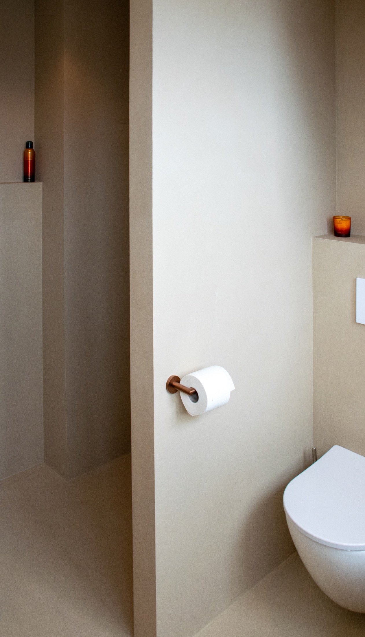 badkamer inrichting met microcement vloerafwerking