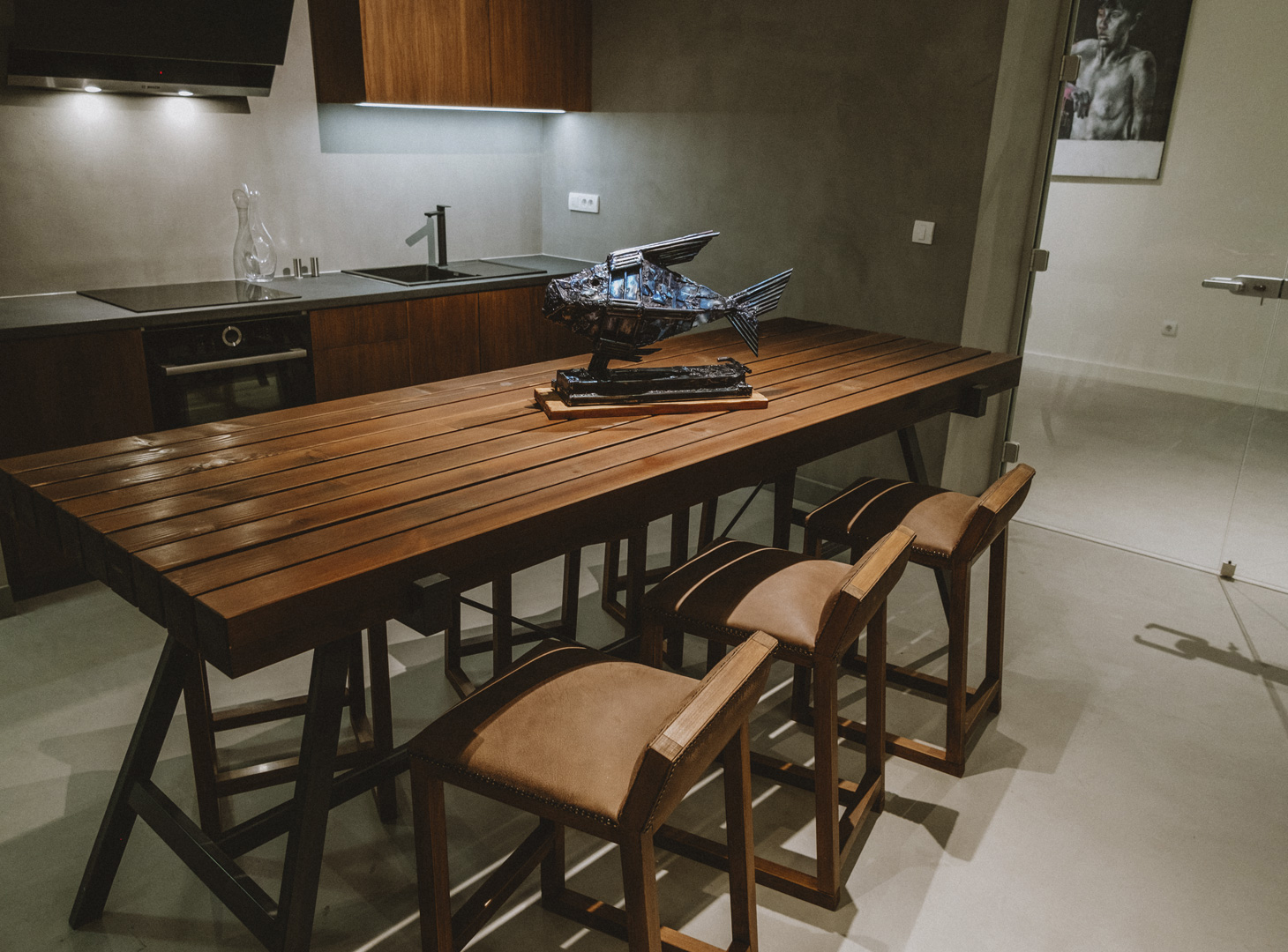 keuken met eettafel en luxe wandafwerking