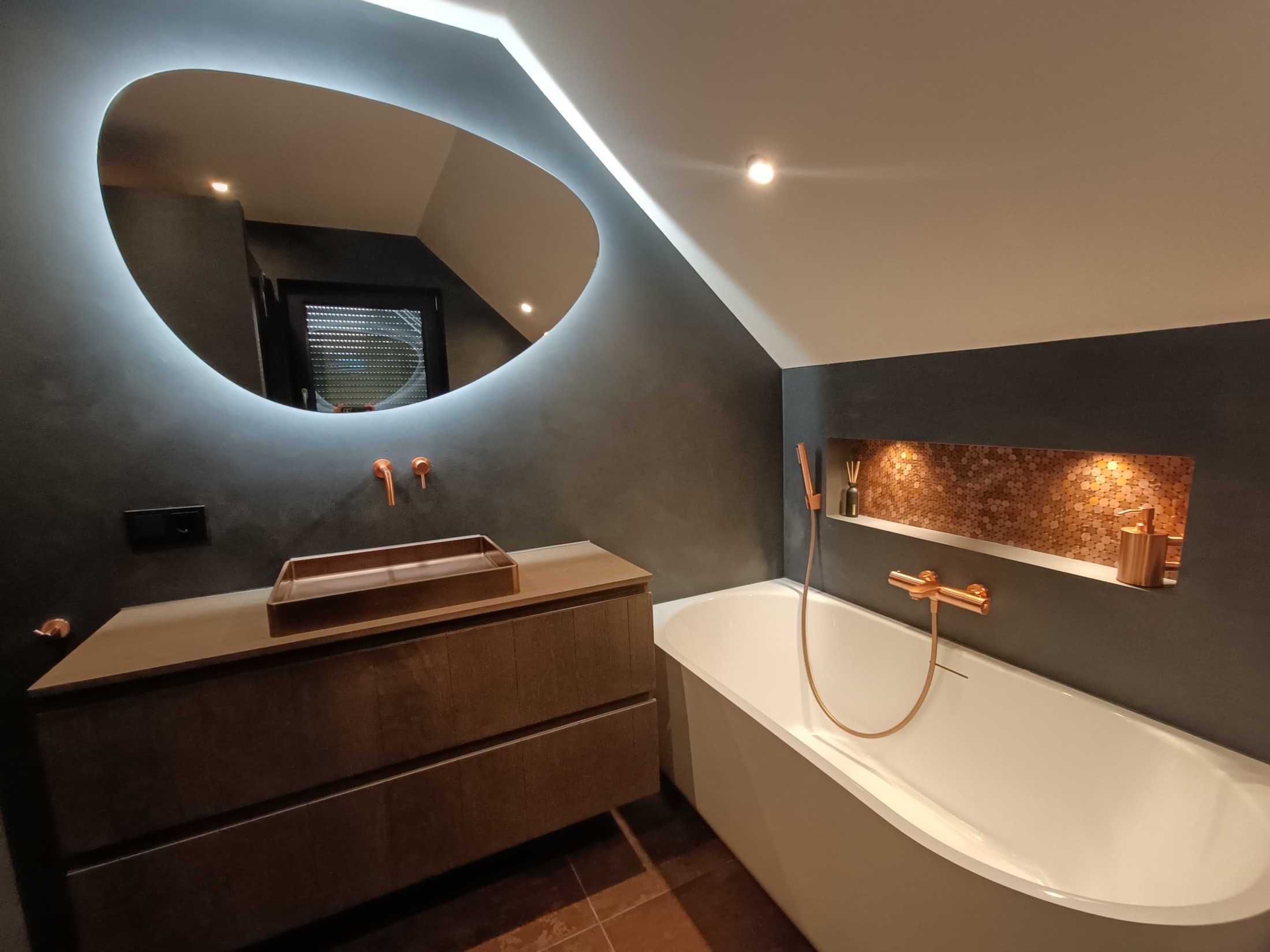 exclusieve wandafwerking in luxe badkamer