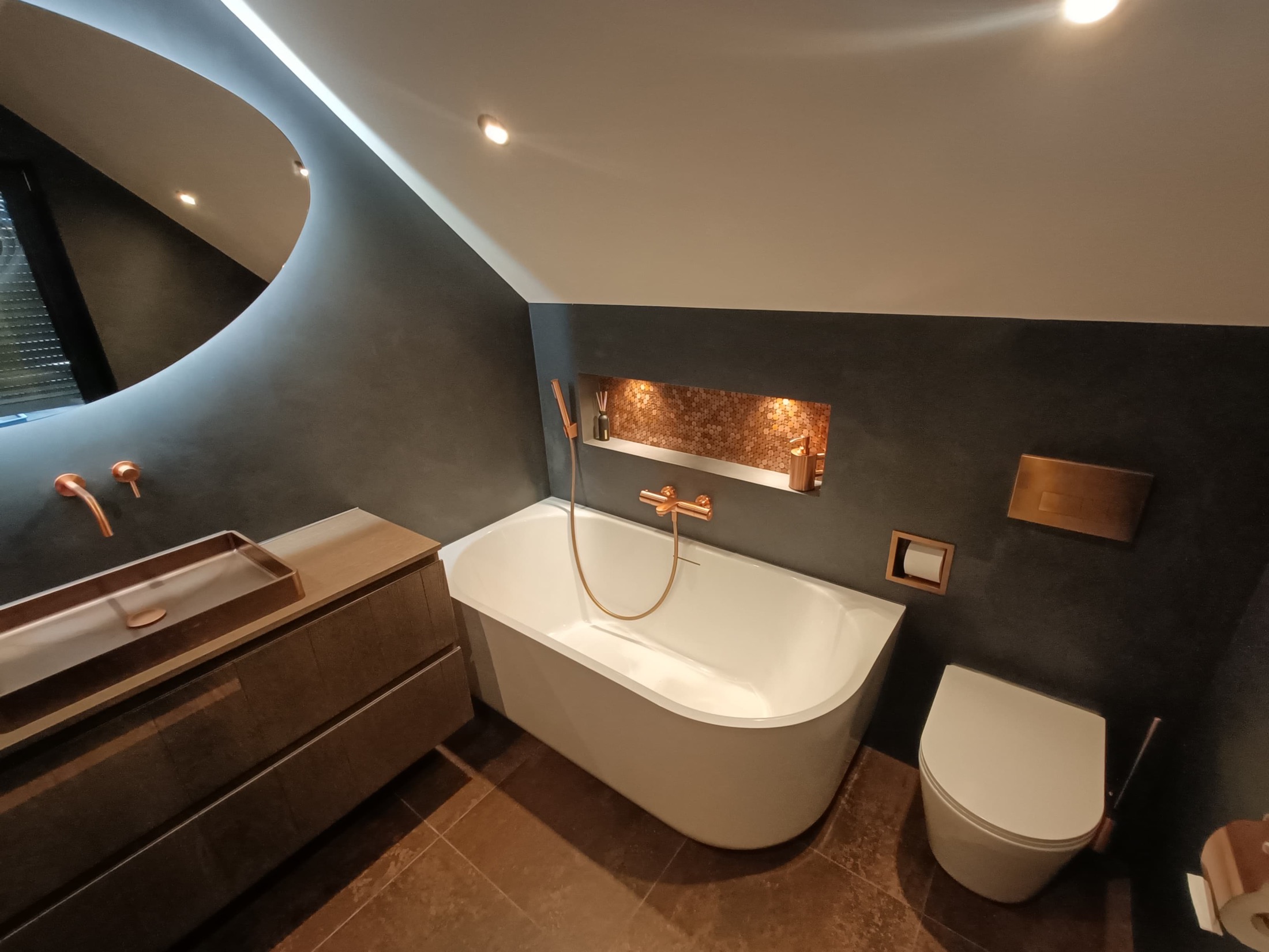 badkamer inrichting met design wandafwerking