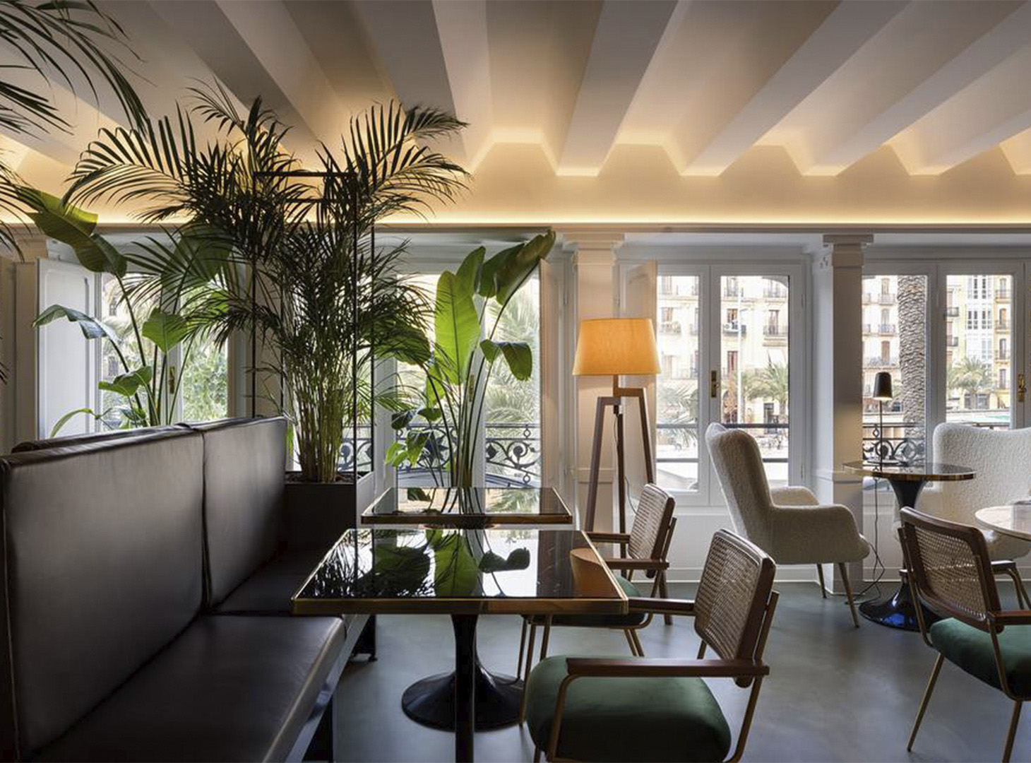 restaurant inrichting met luxe wandafwerking