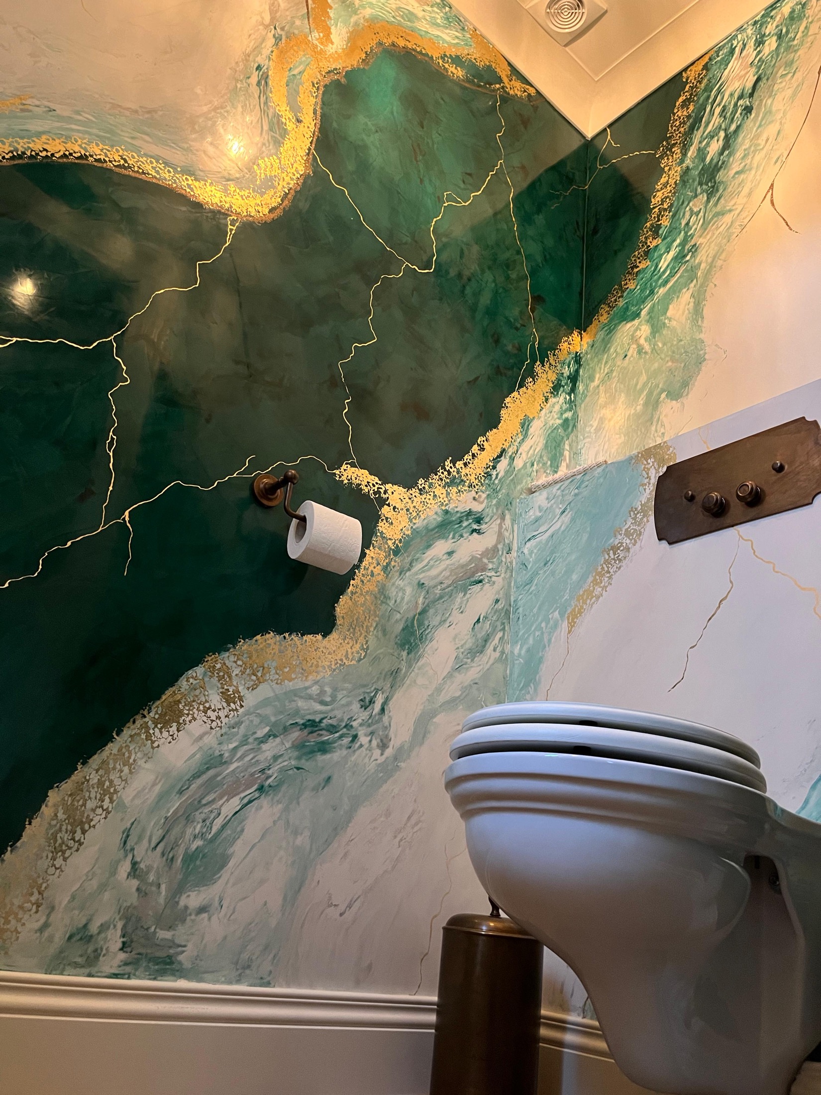 toilet met luxe Rivedil wandafwerking 