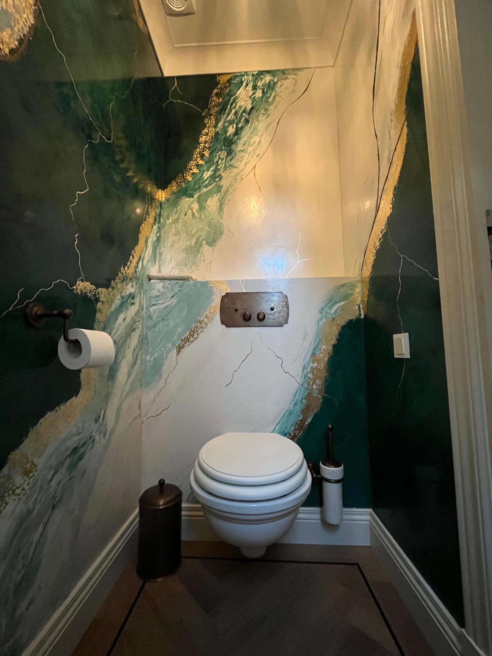 toilet met luxe Rivedil wandafwerking 
