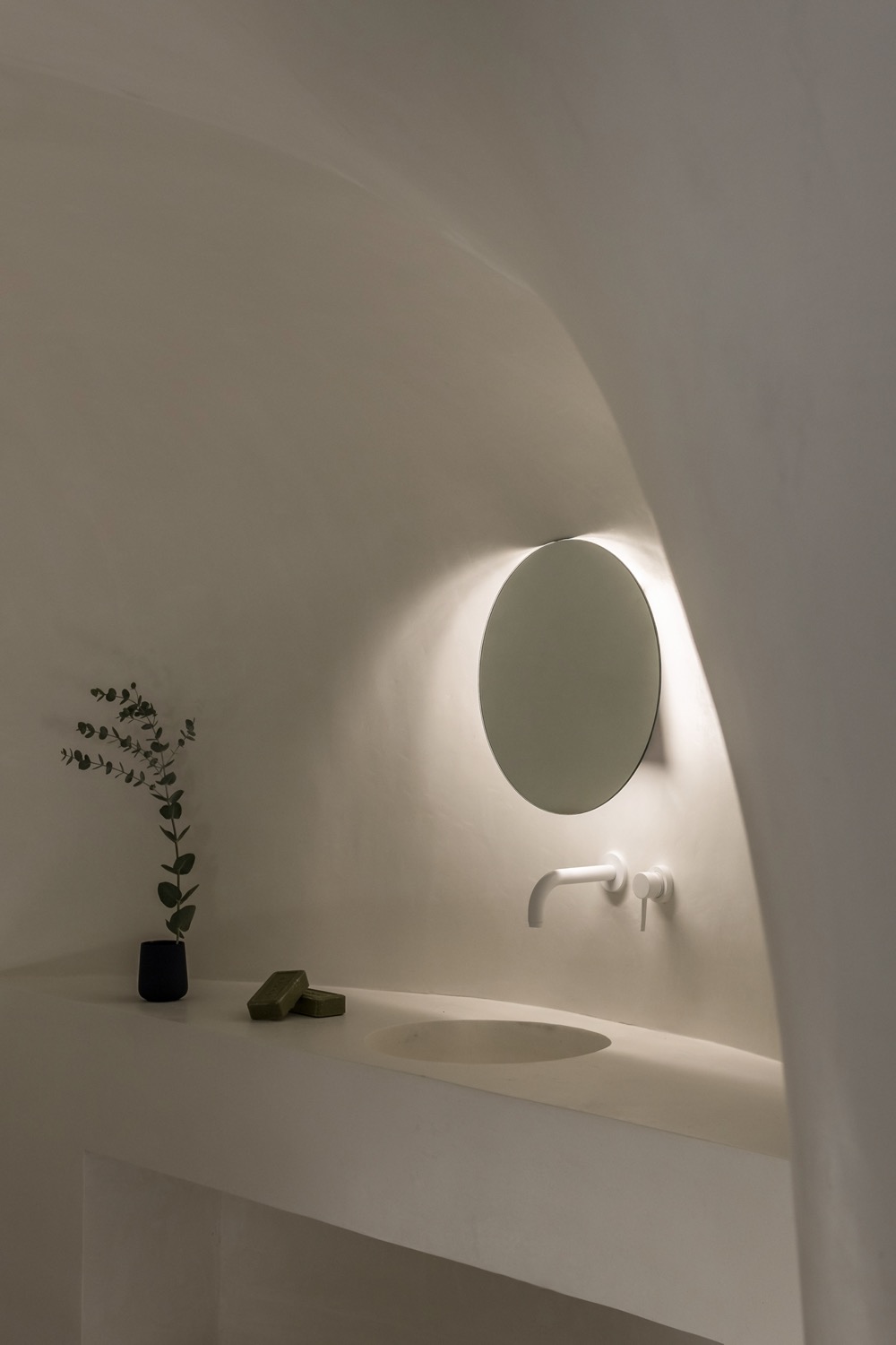 luxe wastafel met betonstuc