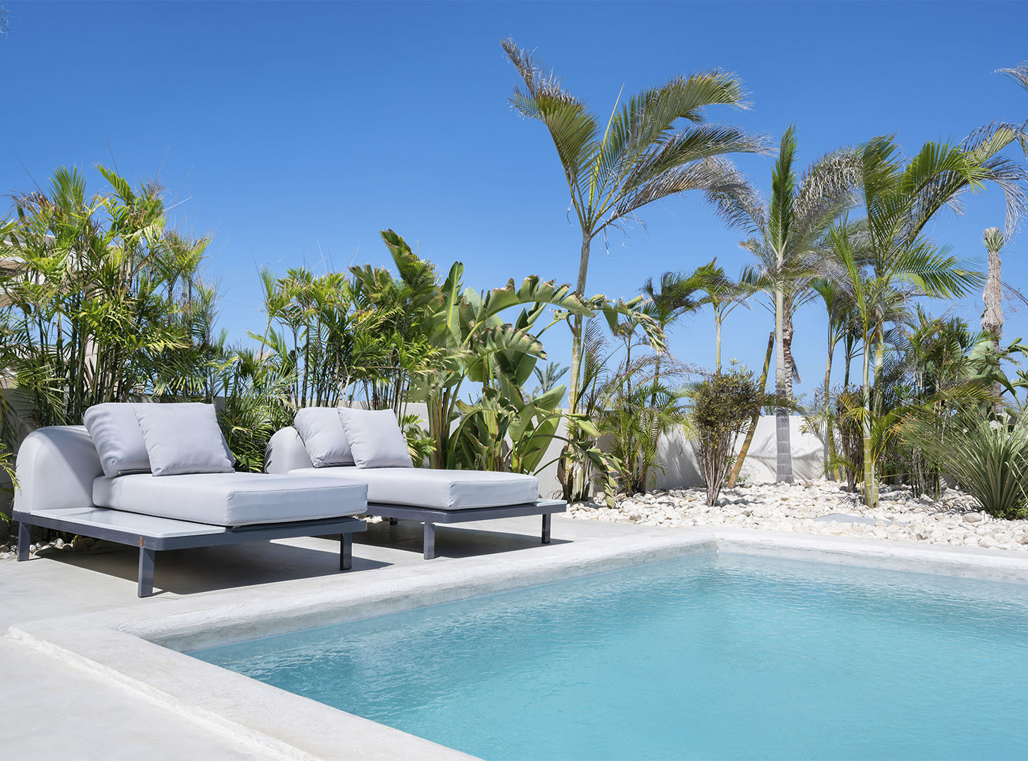 tuin met zwembad met luxe vloerafwerking