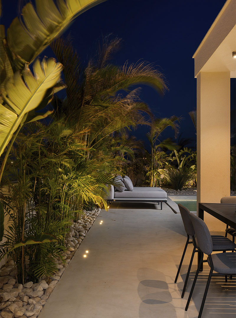 luxe tuin met buitenverlichting