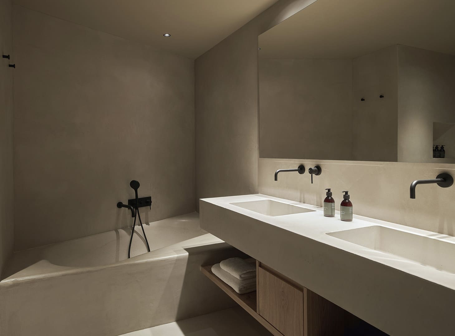 badkamer met luxe wandafwerking