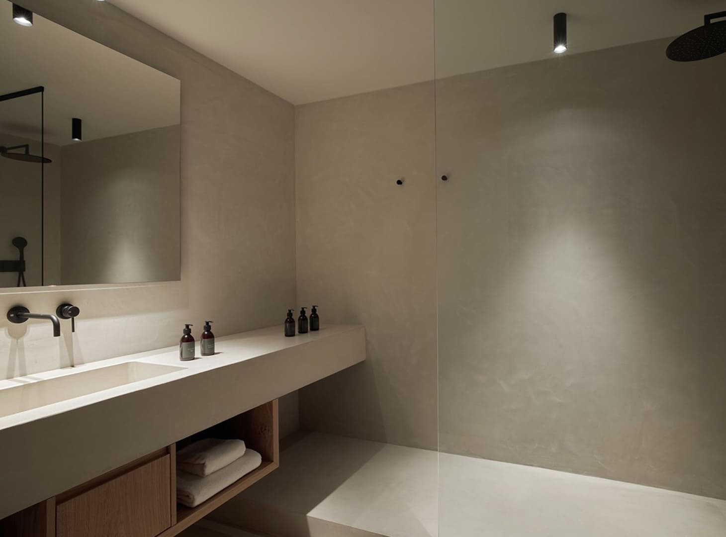 luxe badkamer met design wanden