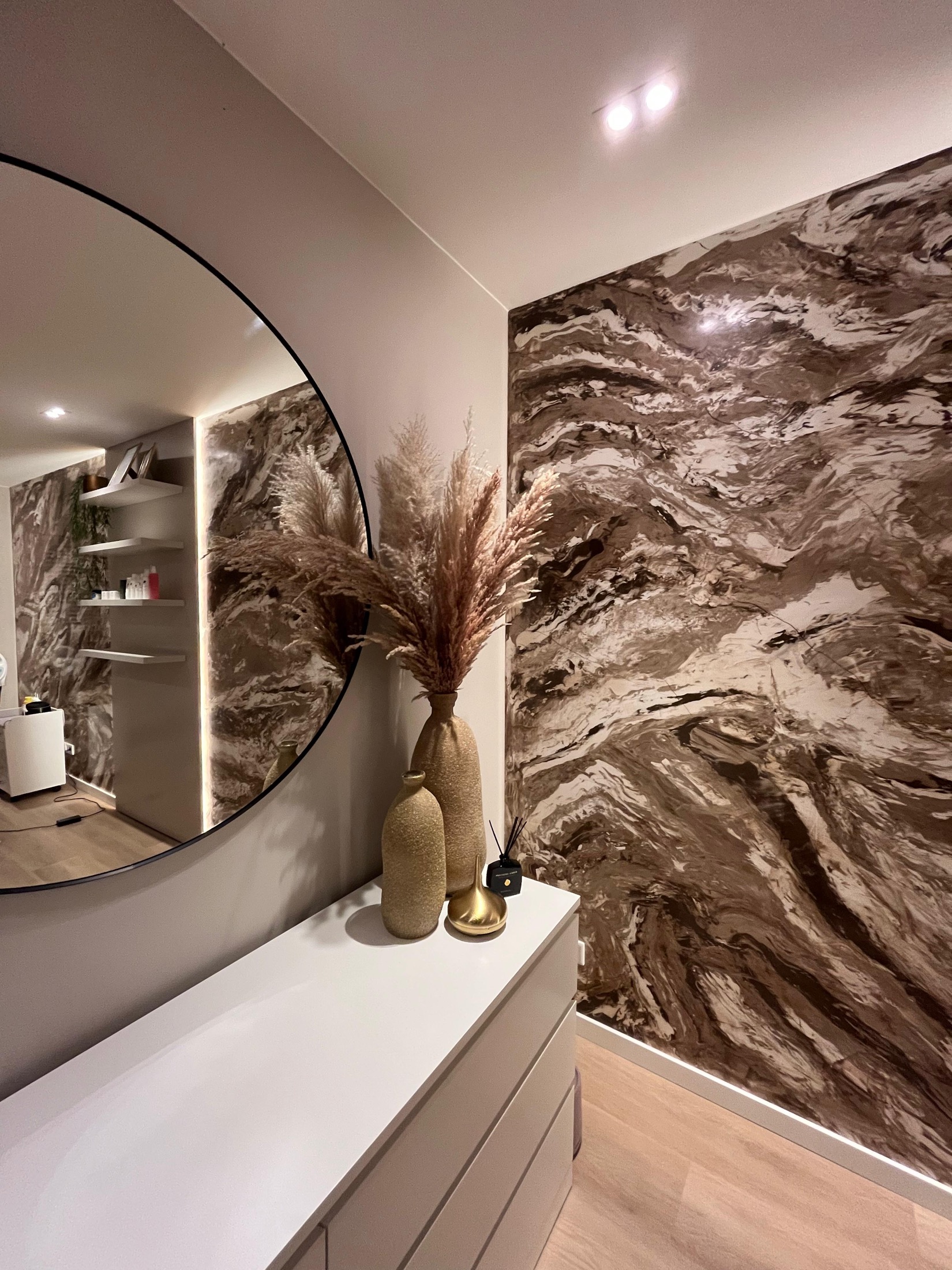 modern interieur met luxe wandafwerking