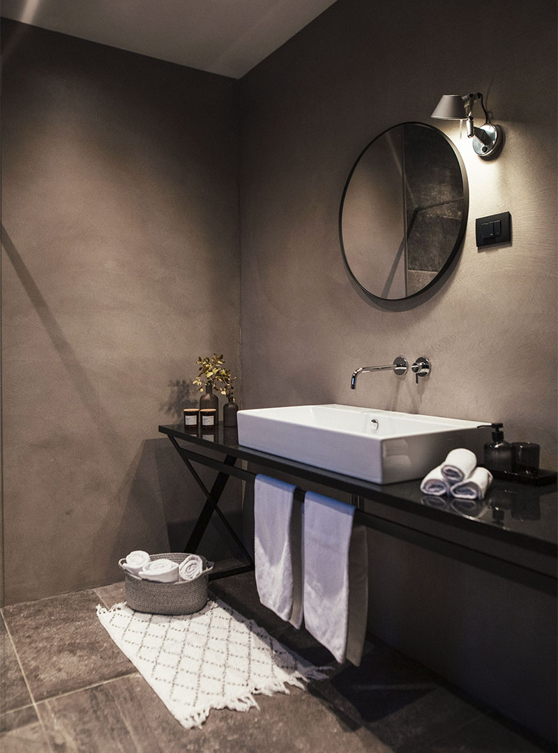 wastafel met luxe wandafwerking