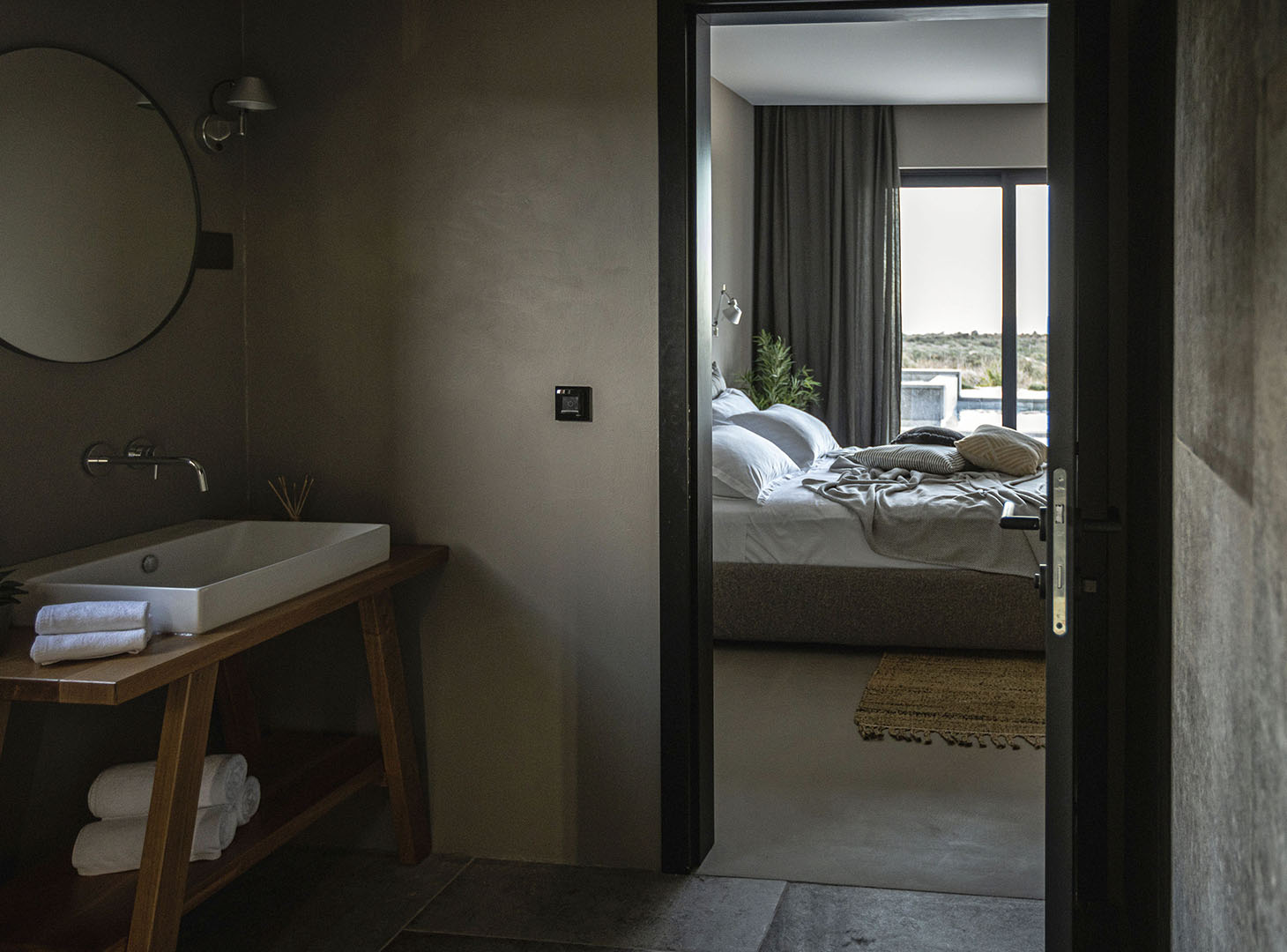 slaapkamer met luxe wandafwerking