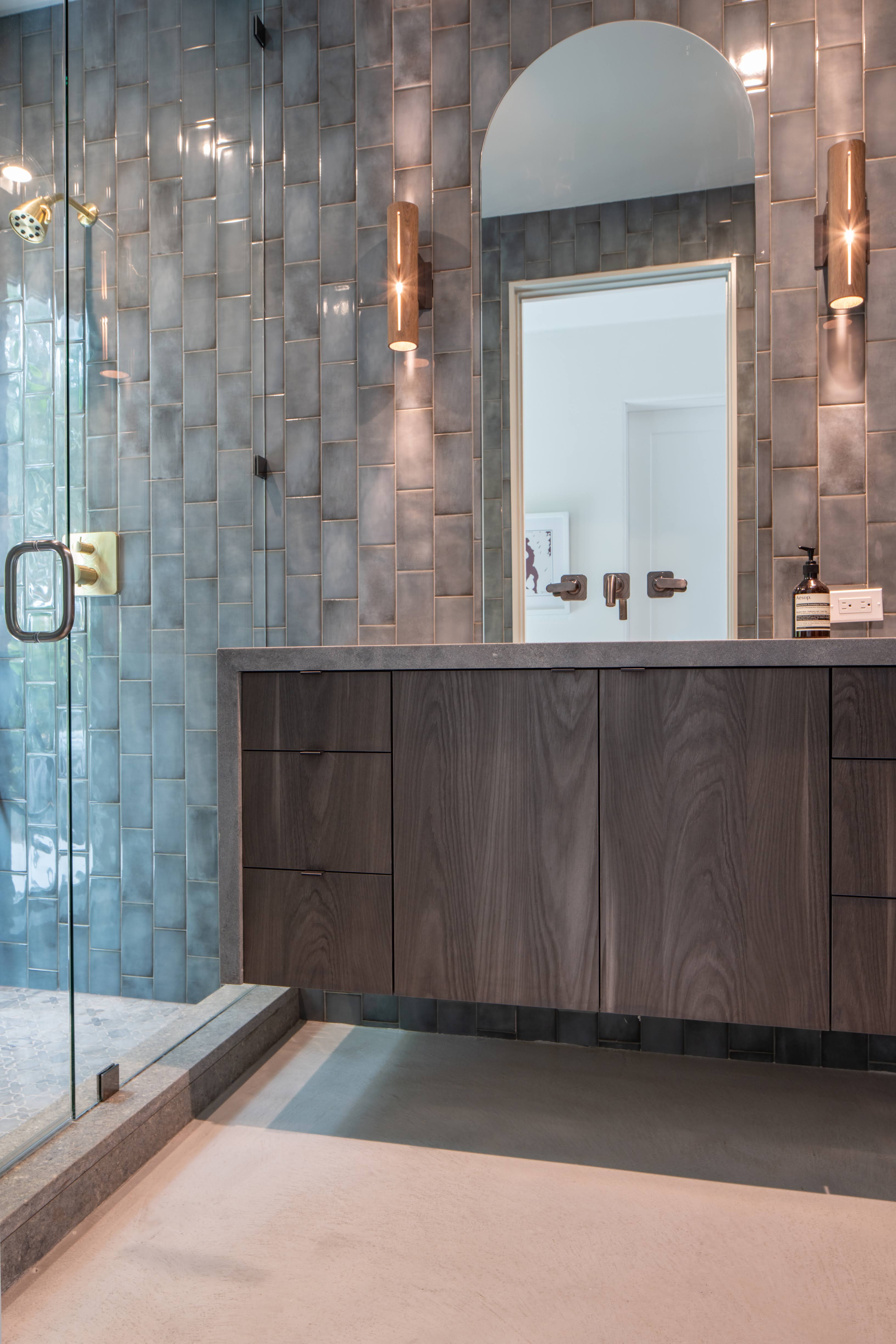badkamer met decoratief stucwerk