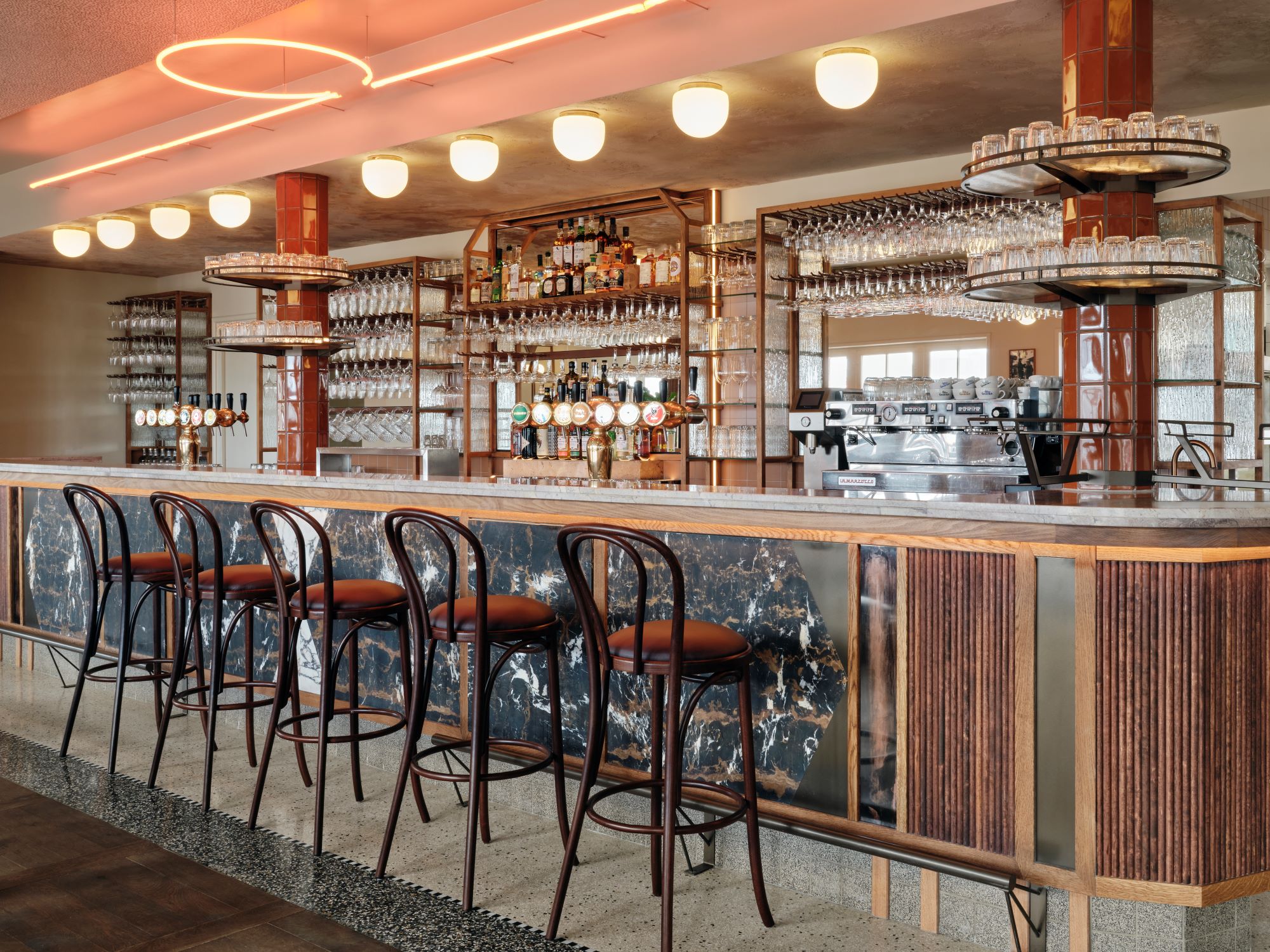Luxe bar met verlichting
