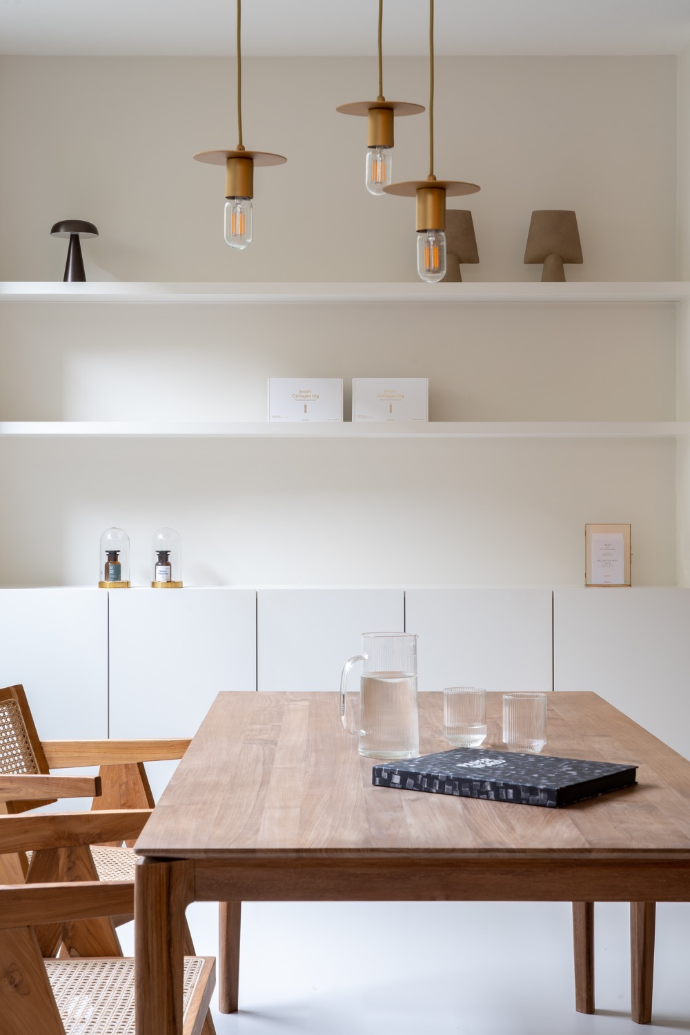 tafel met design lamp