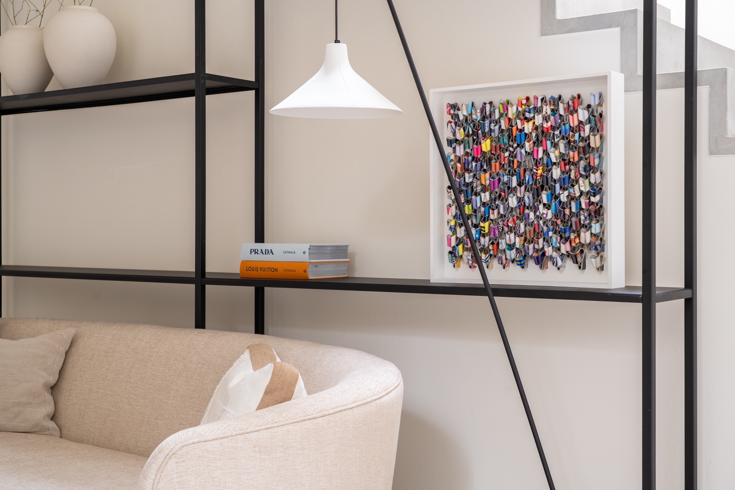 moderne bank met wandrek