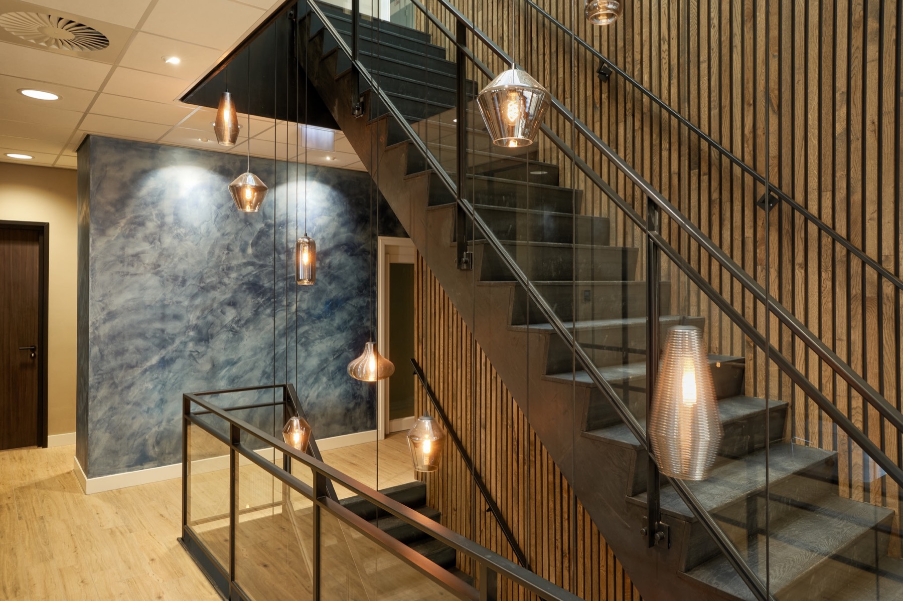 hal kantoor met design wandafwerking