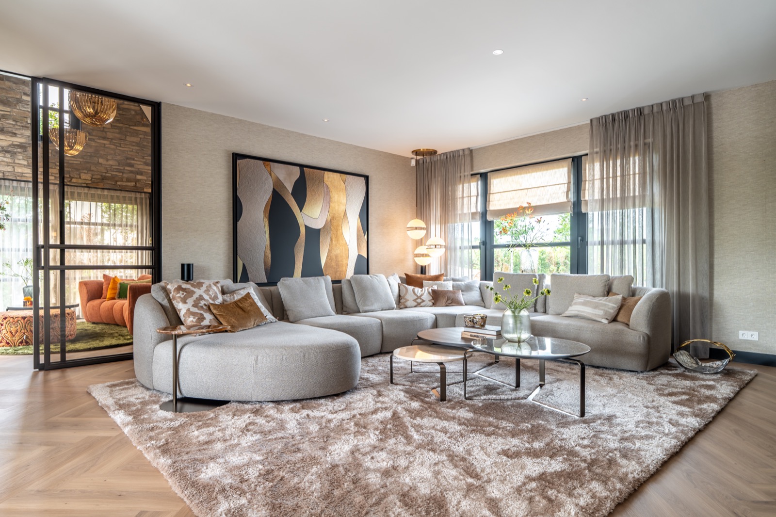Woonkamer wandafwerking met DWC Dutch Walltextille Company en plafond sauswerk