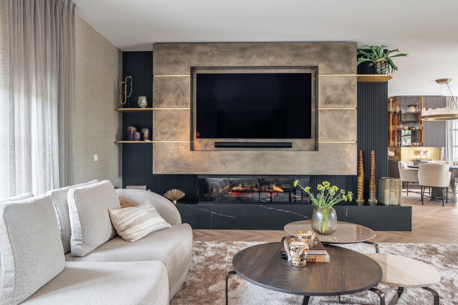 Luxe tv-meubel met haard in Liquid Metal kleur brons