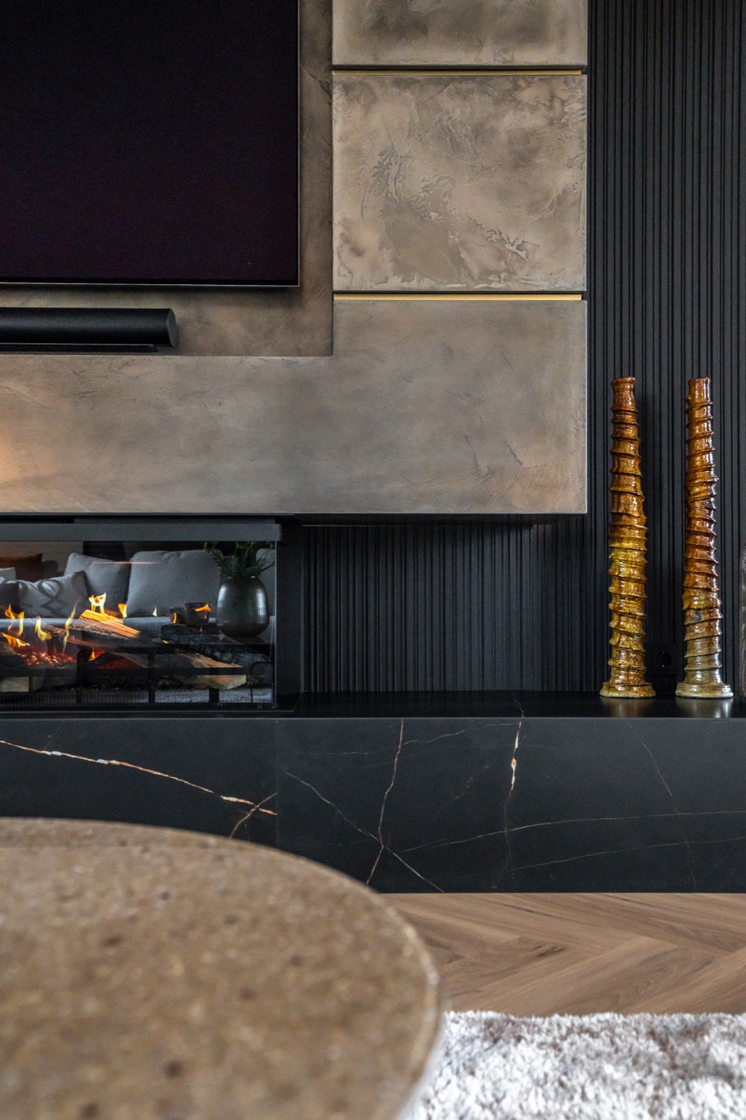 Woonkamer tv en haard wand Liquid Metal kleur brons