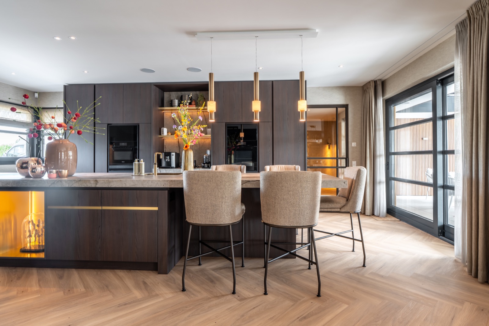 Keuken met luxe wandafwerking van DWC en plafond sauswerk en schilderwerk