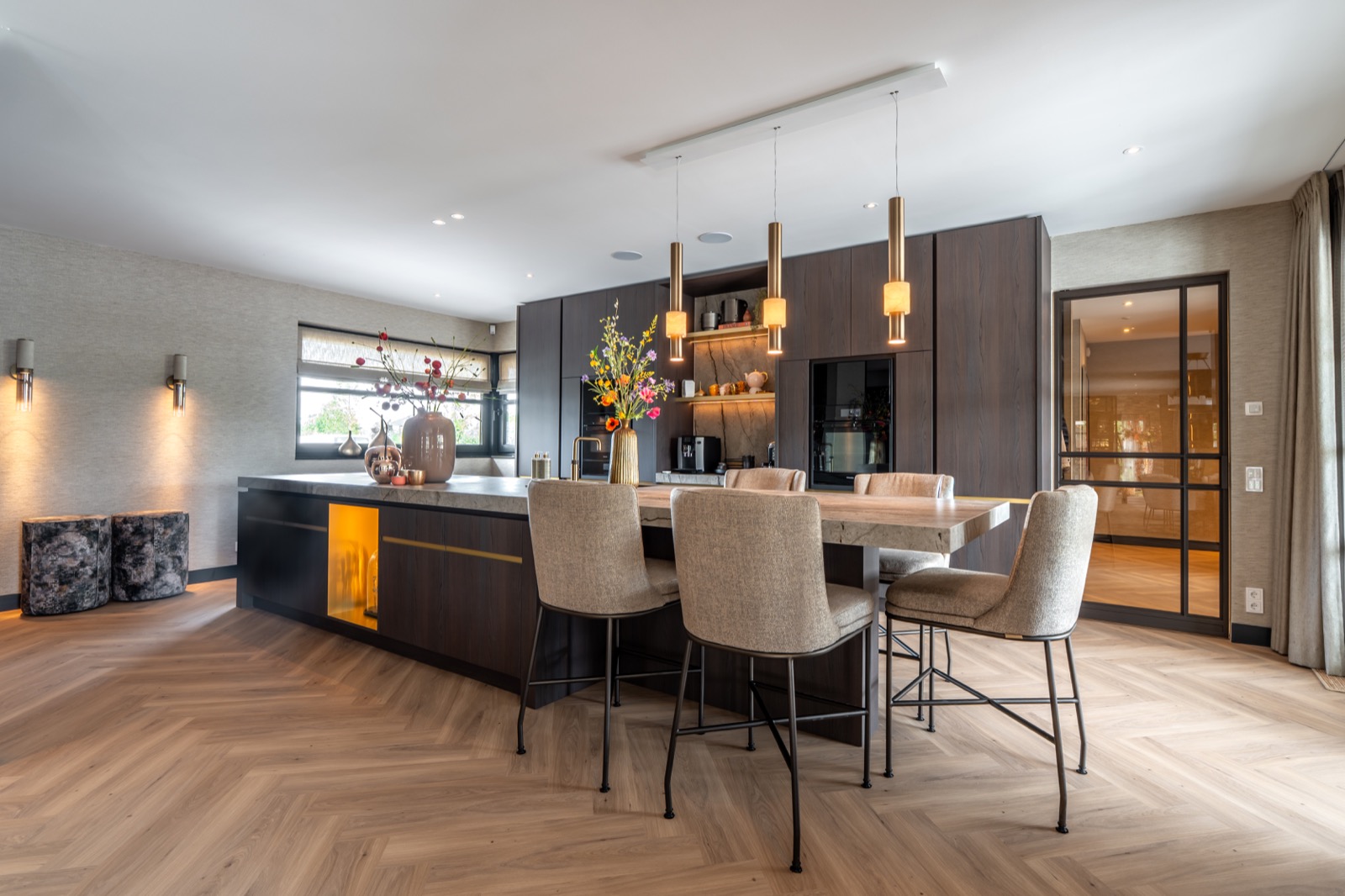 Keuken met design wandafwerking van DWC en plafond sauswerk en schilderwerk