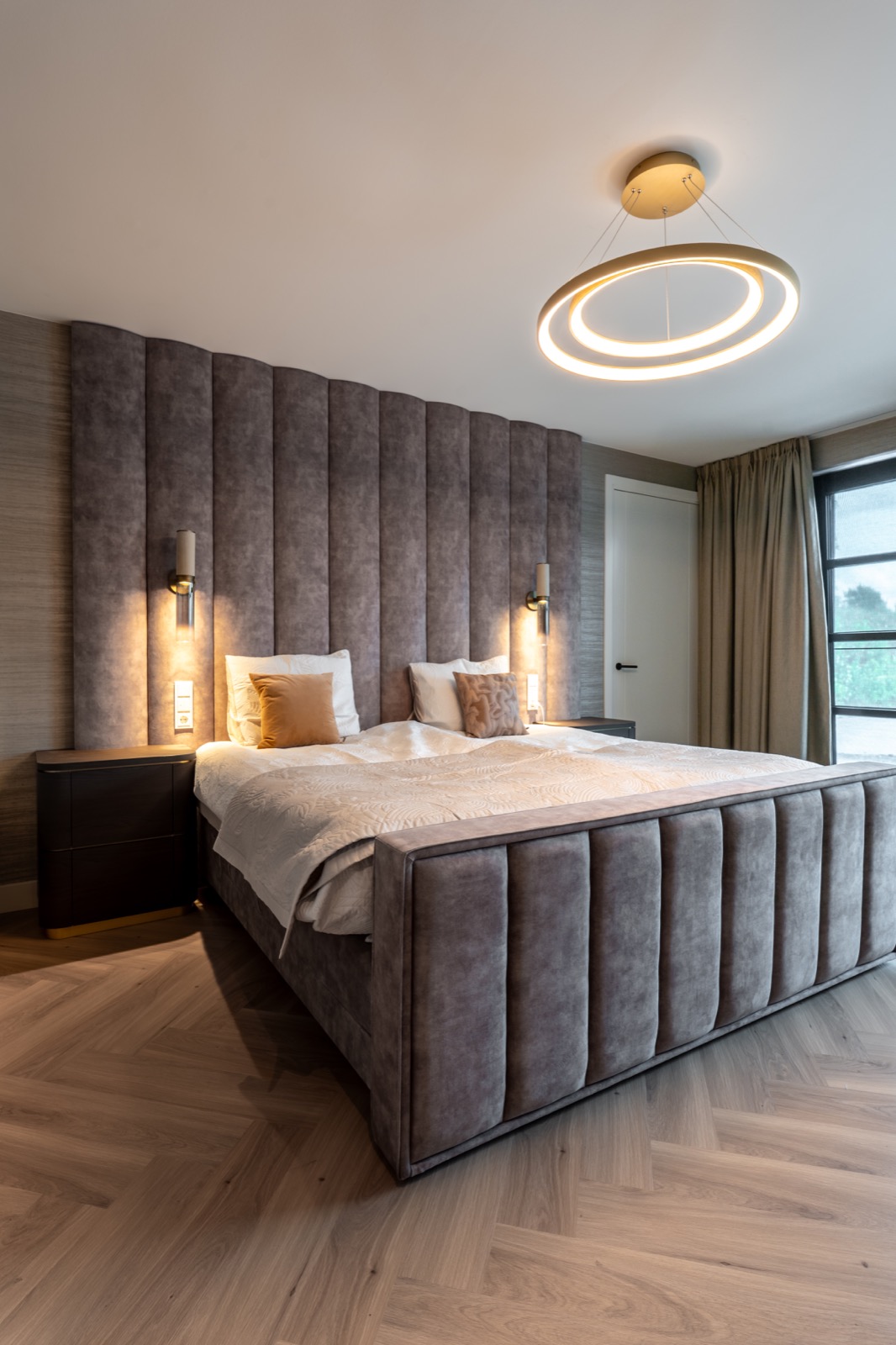 slaapkamer met Arte behang en plafond sauswerk