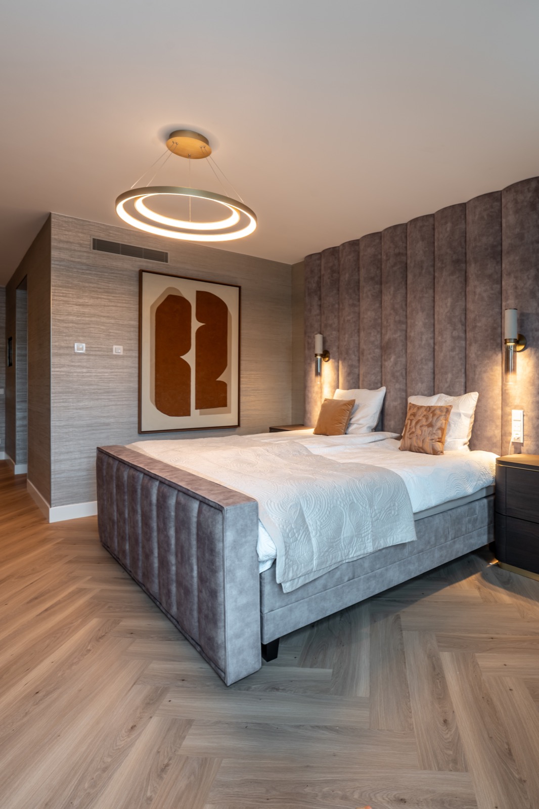 slaapkamer met luxe behang