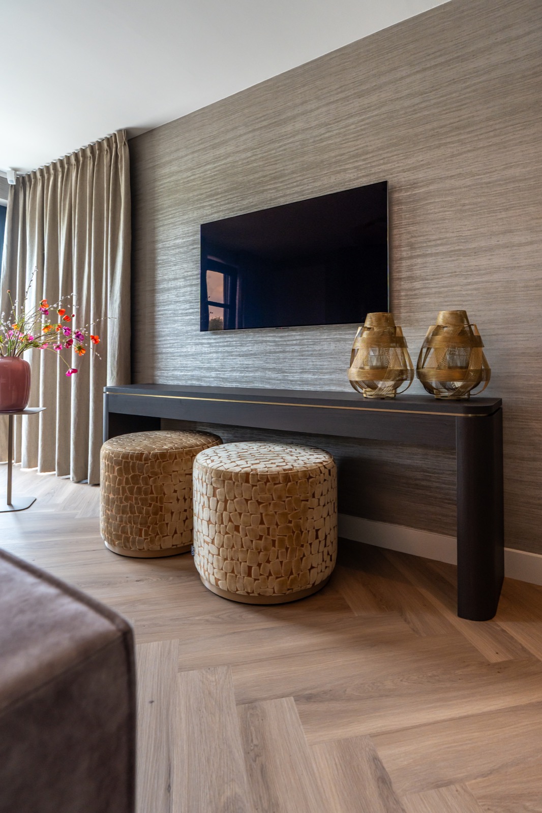 wand met luxe behang in slaapkamer