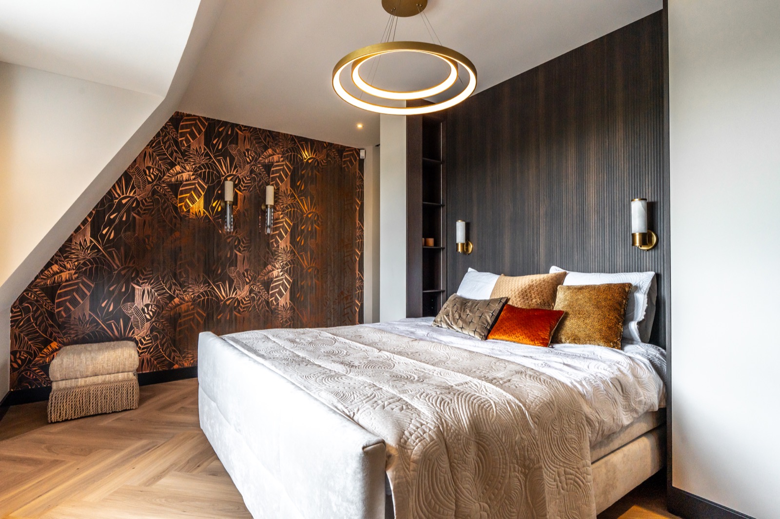 slaapkamer met arte behang en plafond sauswerk
