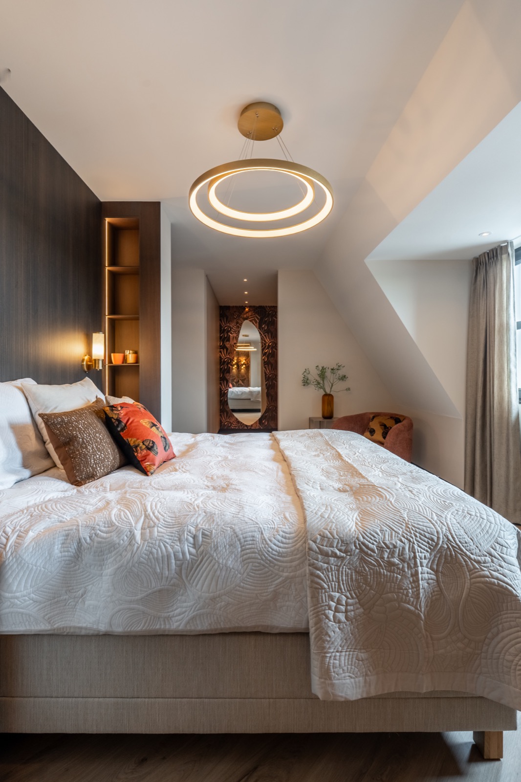 slaapkamer met luxe wandafwerking
