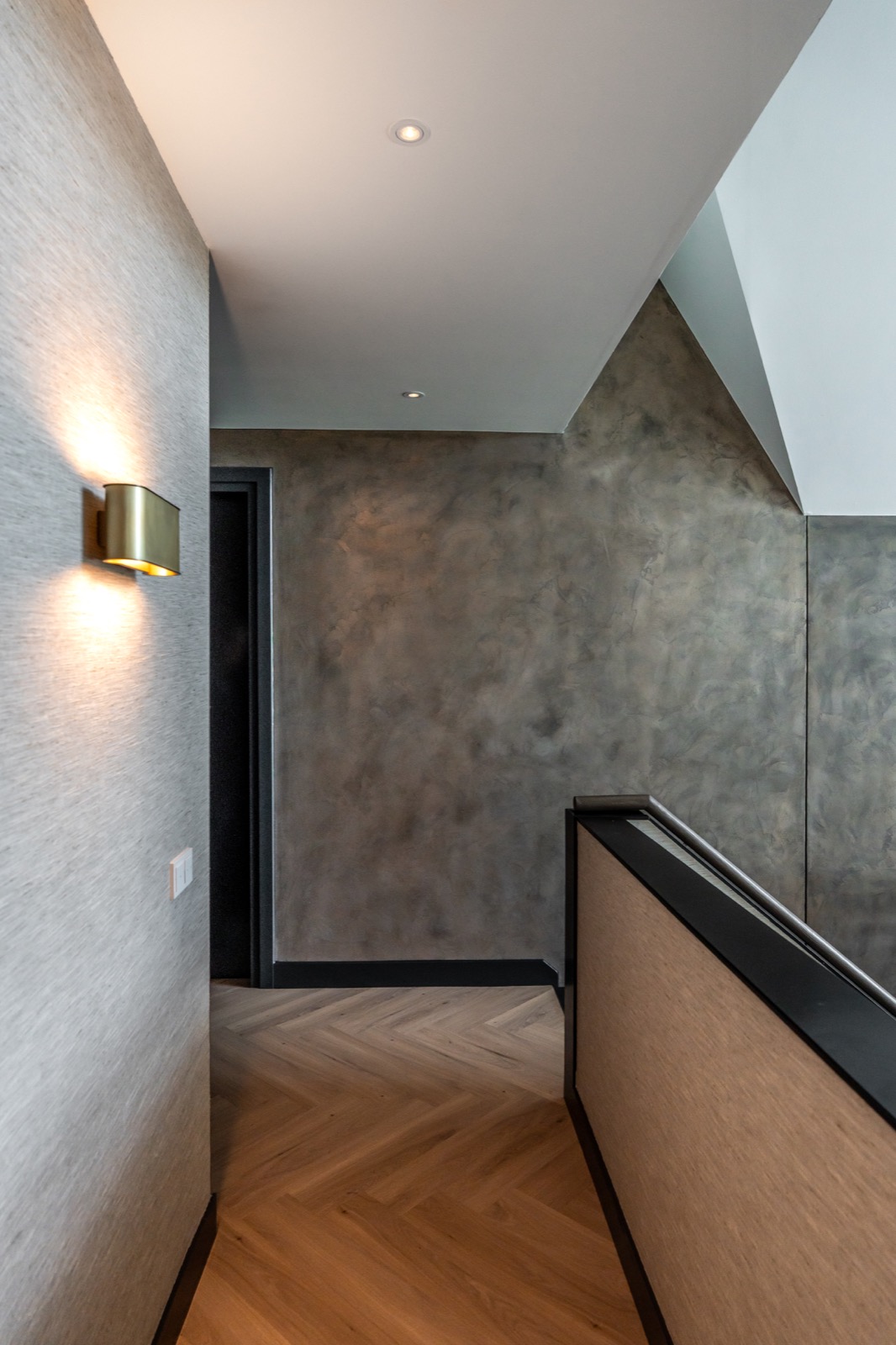 hal met wandafwerking van DWC Dutch Walltextille Company en Liquid Metal