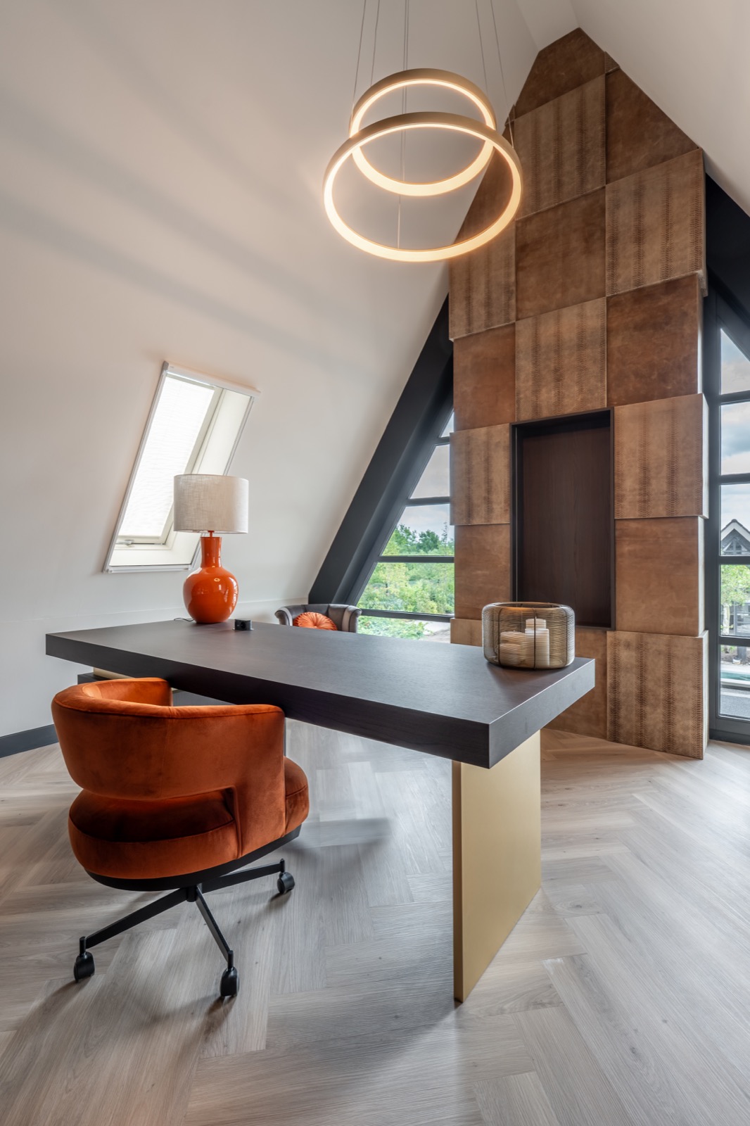 werkkamer met luxe wanden en blokkenwand leer