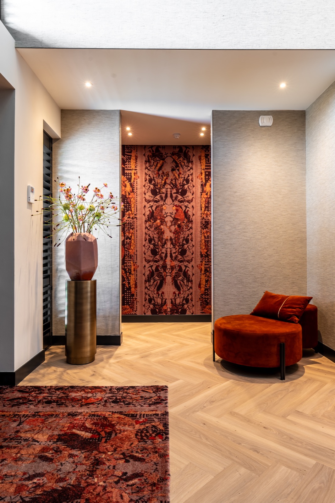 Entree met wandafwerking van DWC Dutch Walltextille Company en Daisy James behang
