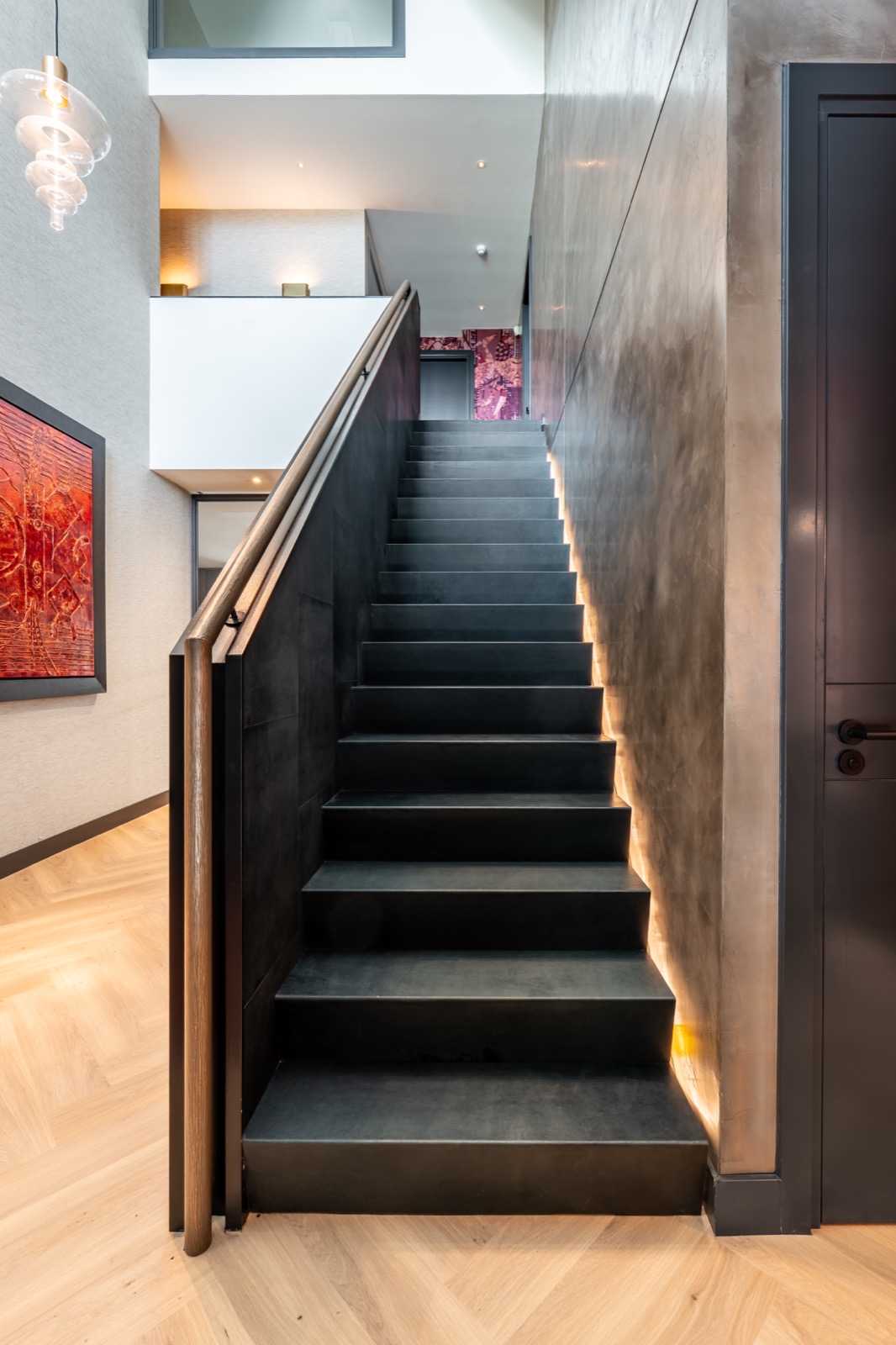 Trap en zijkant leer en wand Liquid metal en DWC Dutch Walltextille Company