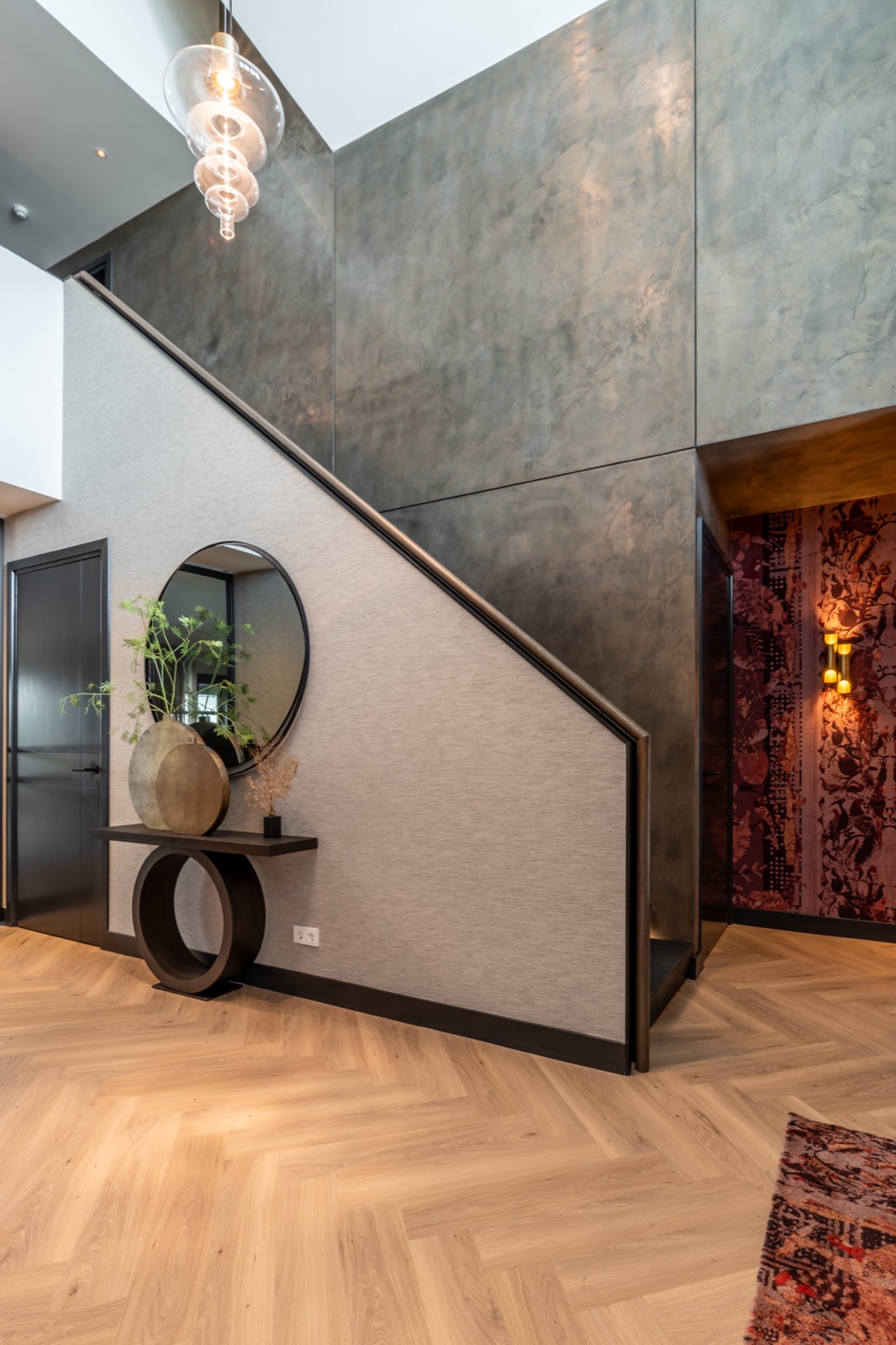 Entree wanden Liquid Metal en luxe behang van DWC Dutch Walltextille Company en Daisy James