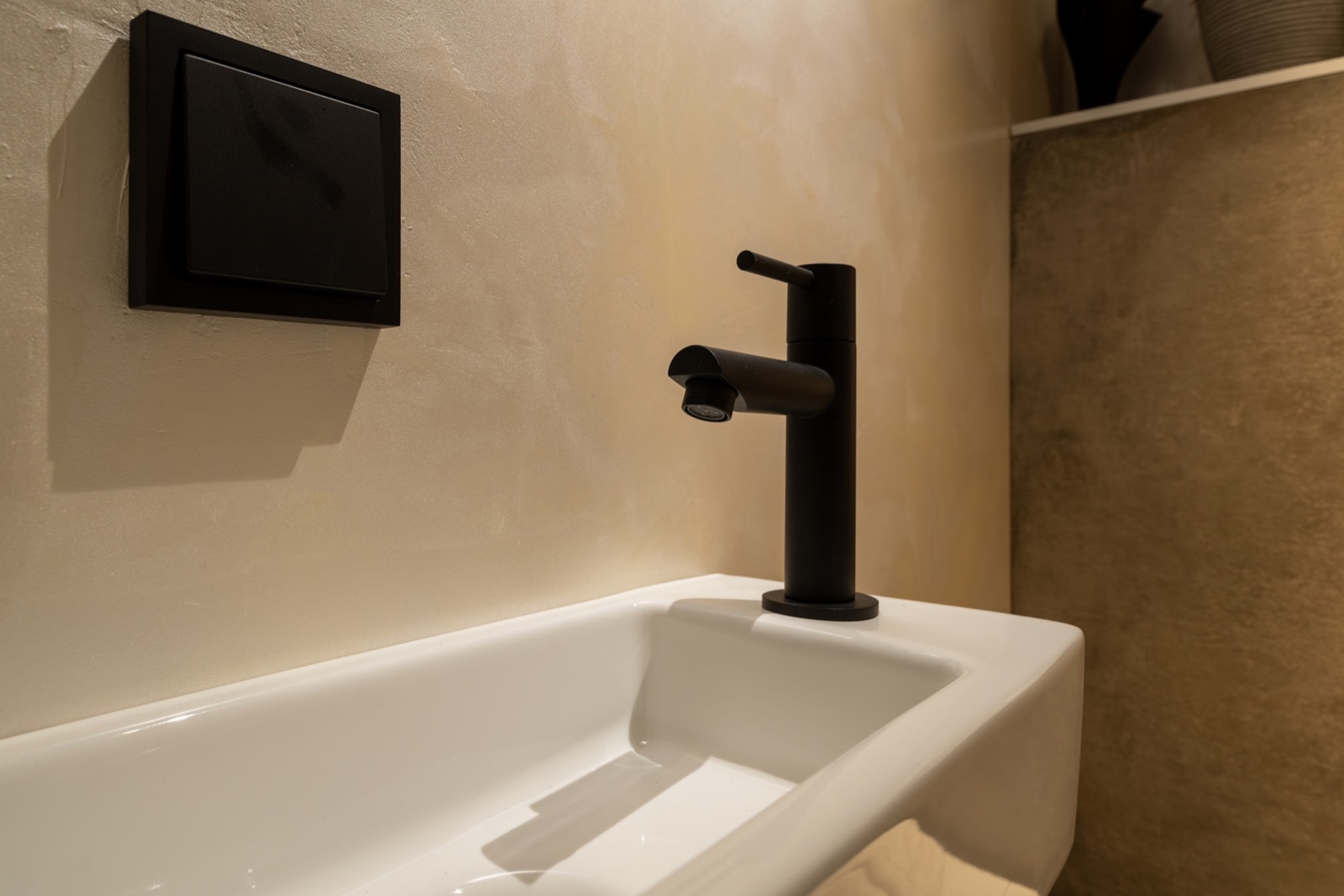 luxe wastafel met betonstuc wand