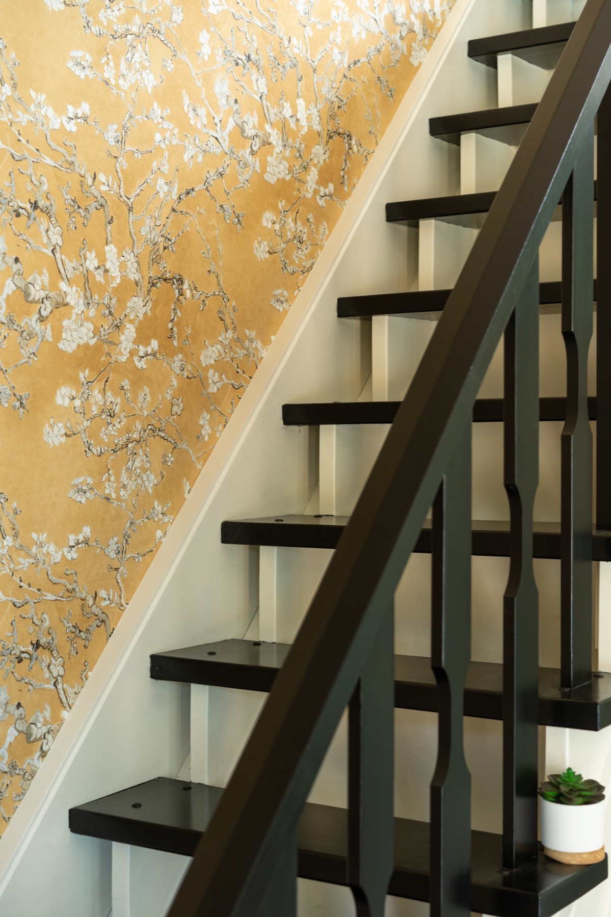 trap met decoratief behang