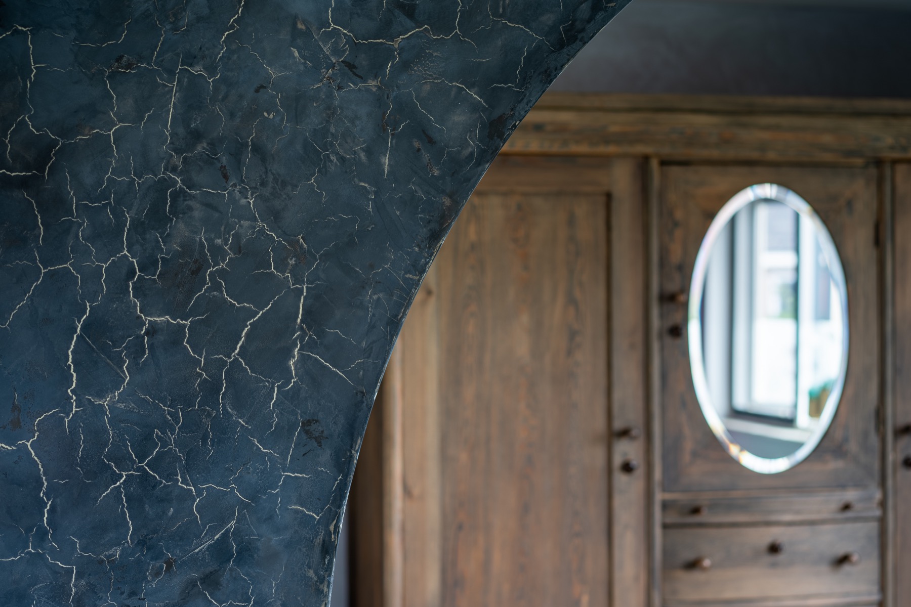 slaapkamer inrichting met luxe wandafwerking